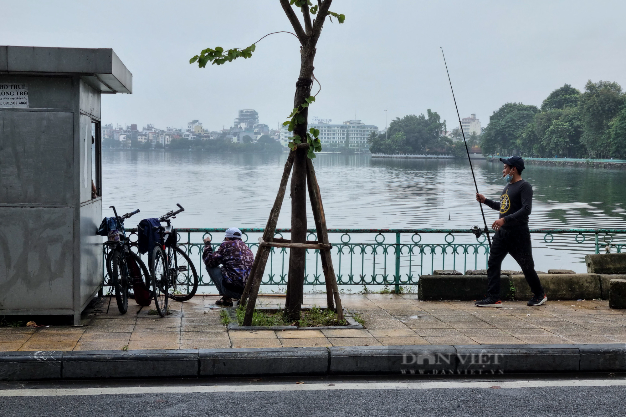 &quot;Cần thủ&quot; ngang nhiên câu trộm và bán cá ngay tại hồ Tây - Ảnh 5.