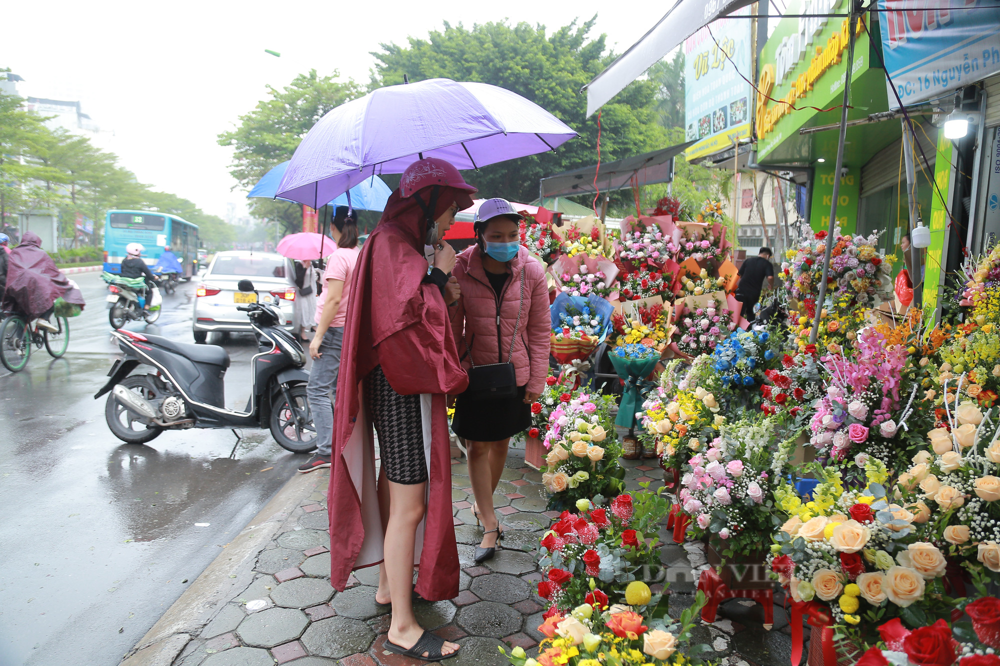 Người dân đổ xô đi mua hoa dưới trời mưa tầm tã - Ảnh 5.