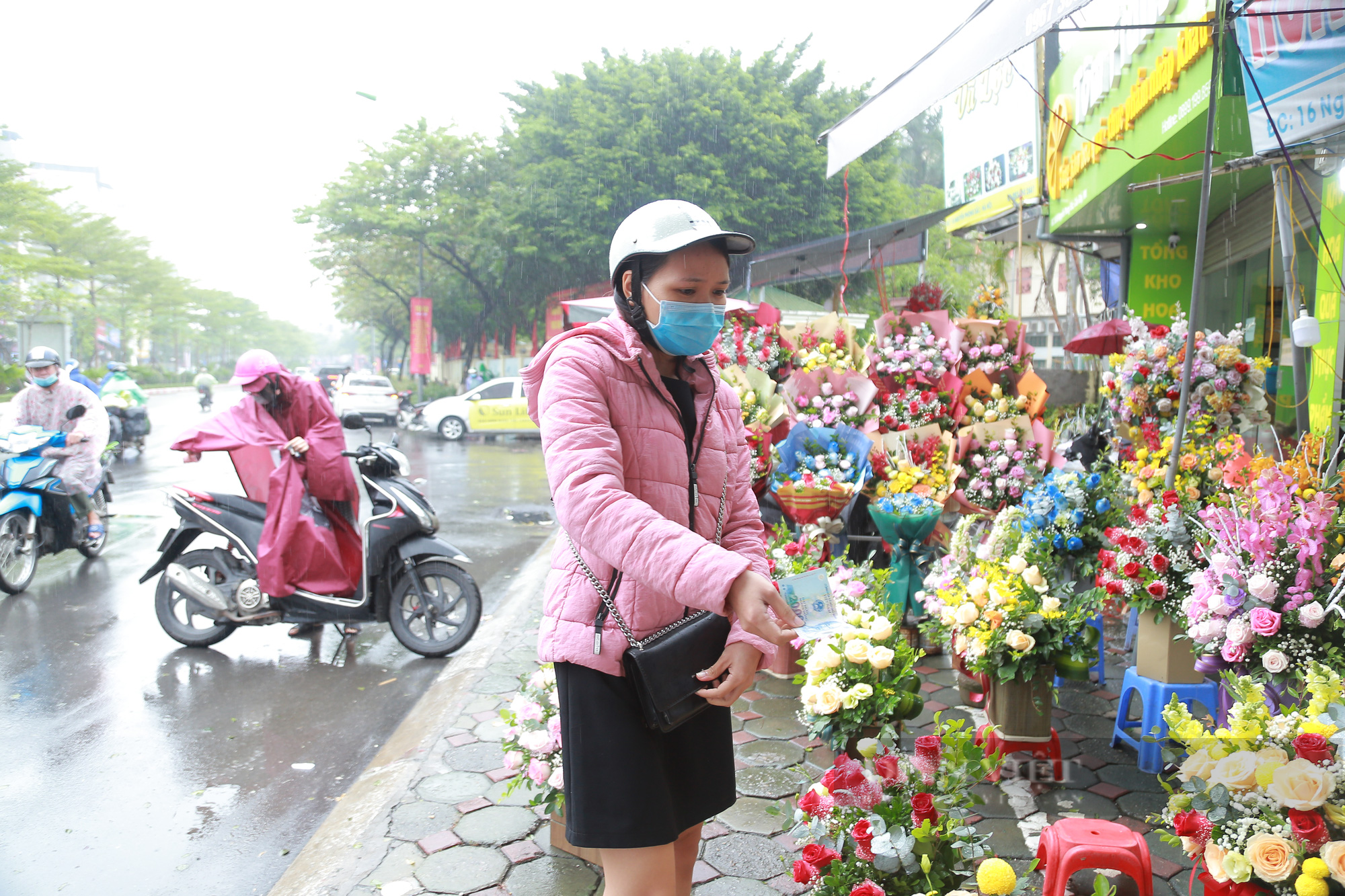 Người dân đổ xô đi mua hoa dưới trời mưa tầm tã - Ảnh 6.