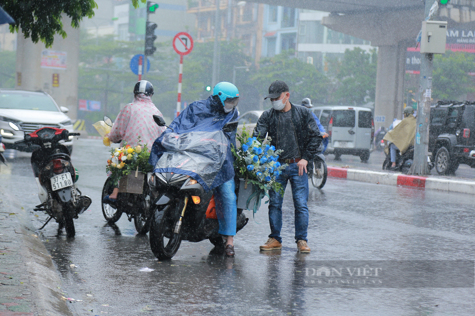 Người dân đổ xô đi mua hoa dưới trời mưa tầm tã - Ảnh 8.