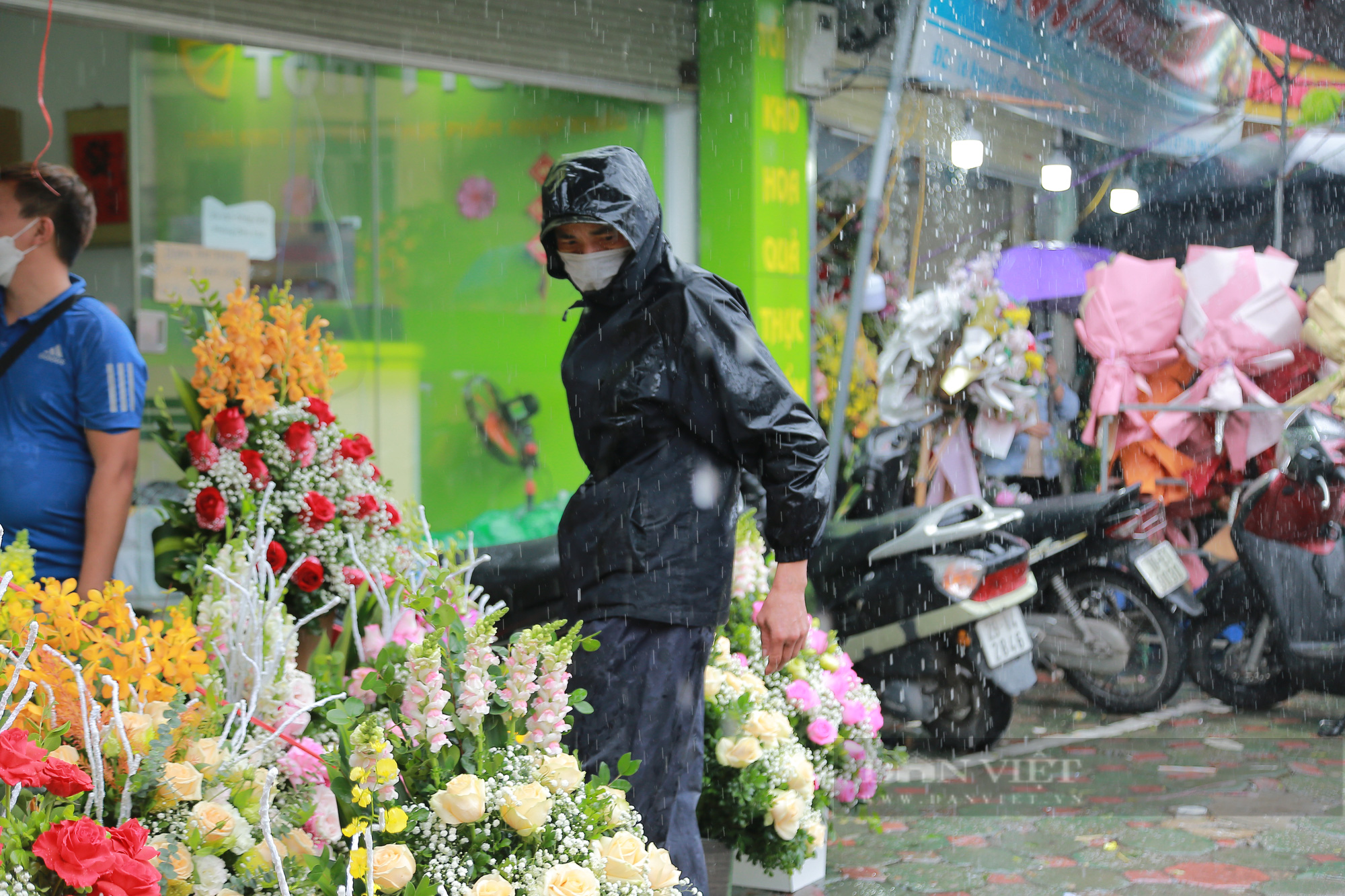 Người dân đổ xô đi mua hoa dưới trời mưa tầm tã - Ảnh 9.