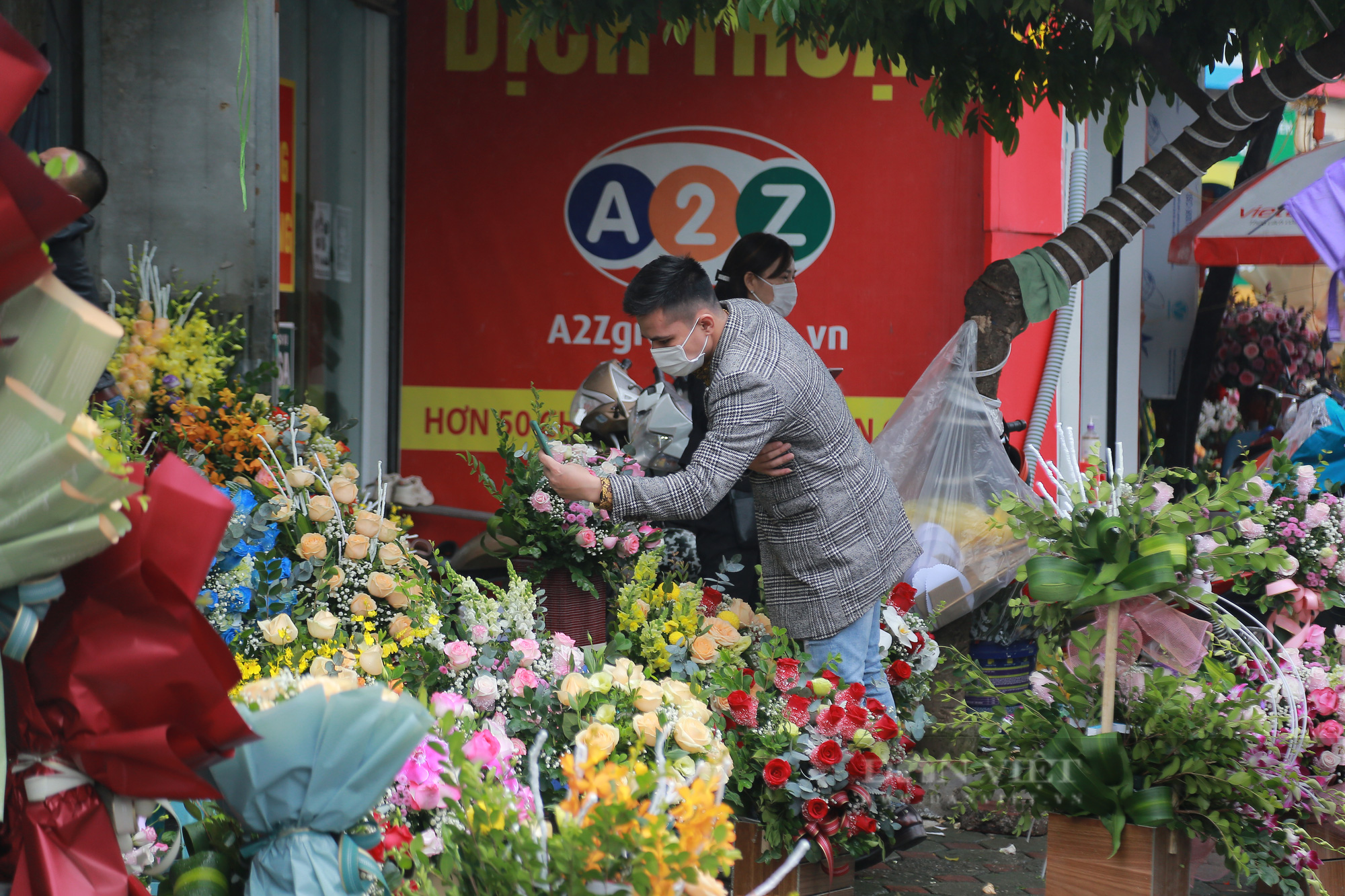 Người dân đổ xô đi mua hoa dưới trời mưa tầm tã - Ảnh 10.
