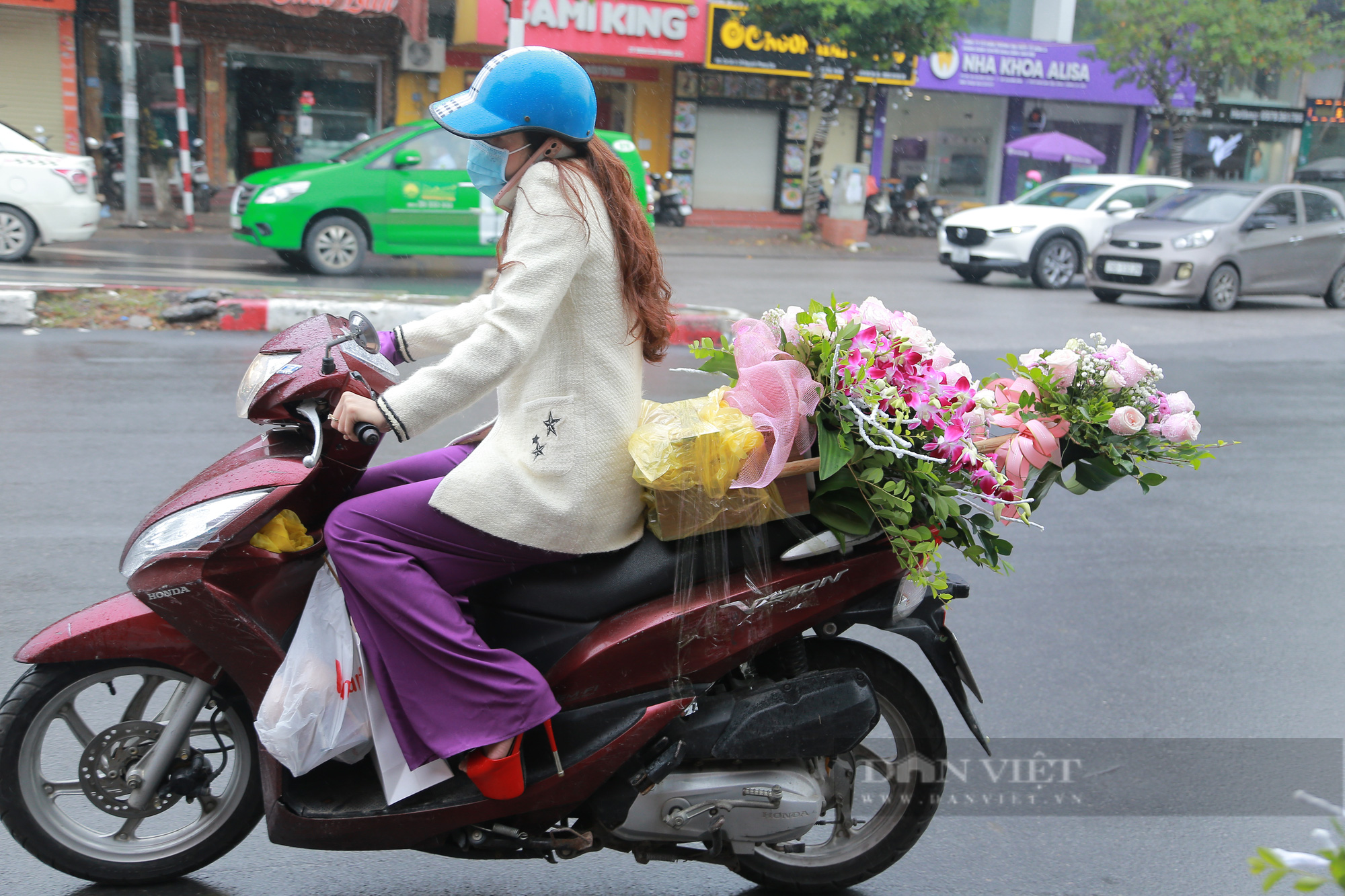 Người dân đổ xô đi mua hoa dưới trời mưa tầm tã - Ảnh 16.