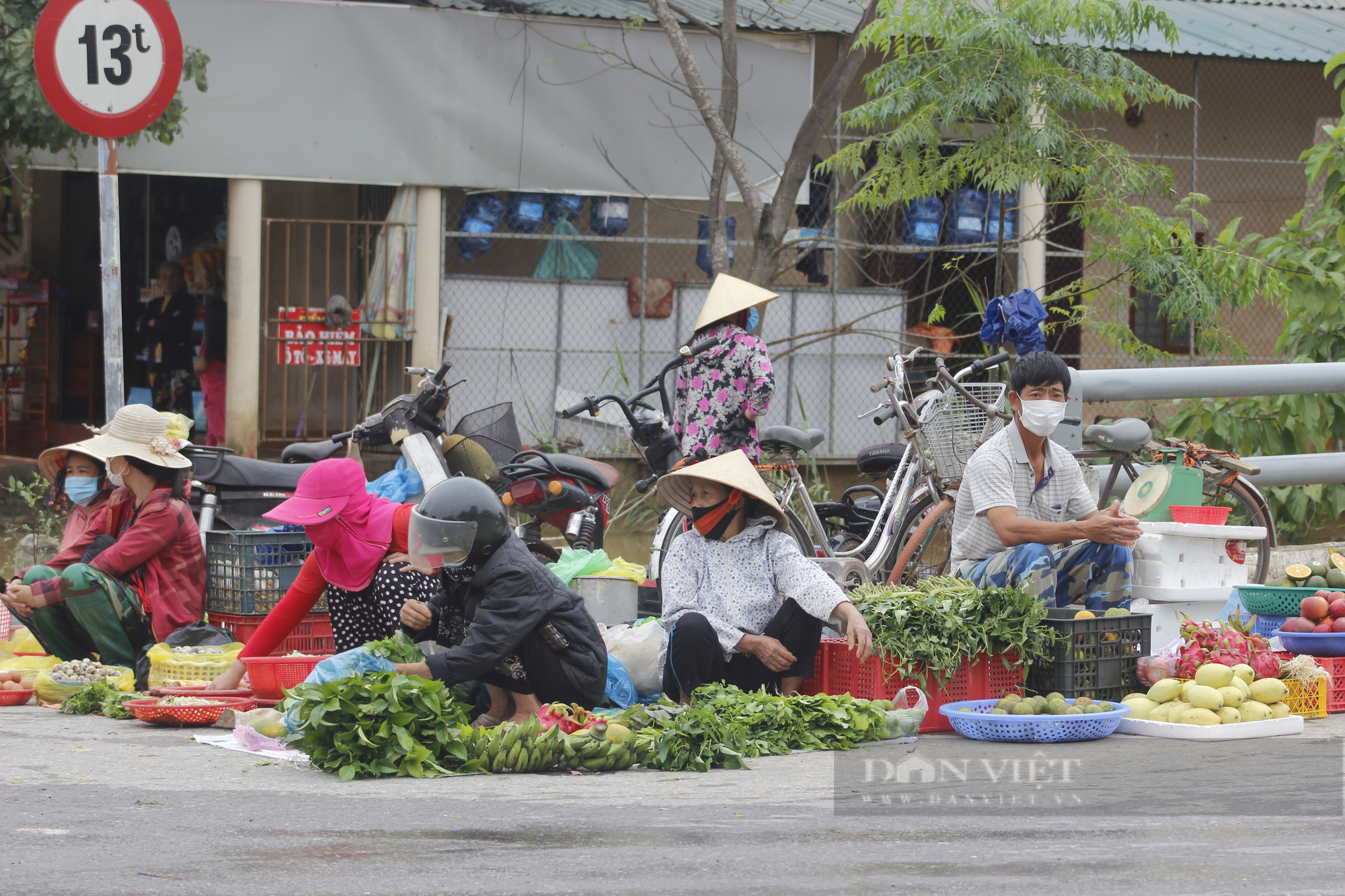 Ảnh – Clip: Người dân vùng lũ Quảng Bình lội nước, chèo thuyền mua đồ ăn phòng đợt lũ mới - Ảnh 8.