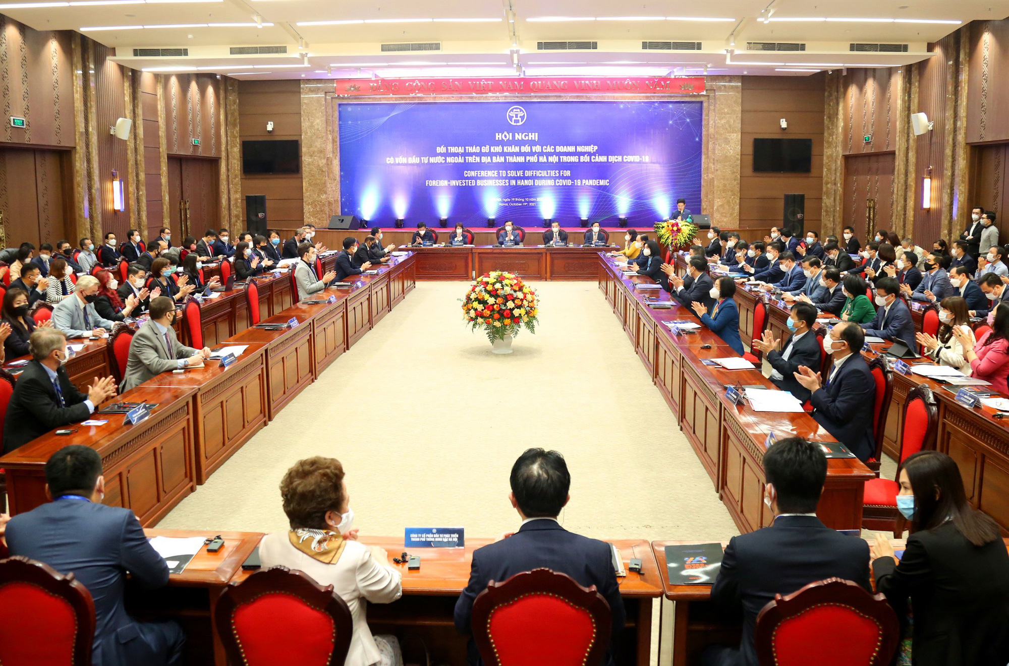 Lãnh đạo Hà Nội đối thoại, gỡ khó cho doanh nghiệp FDI - Ảnh 2.
