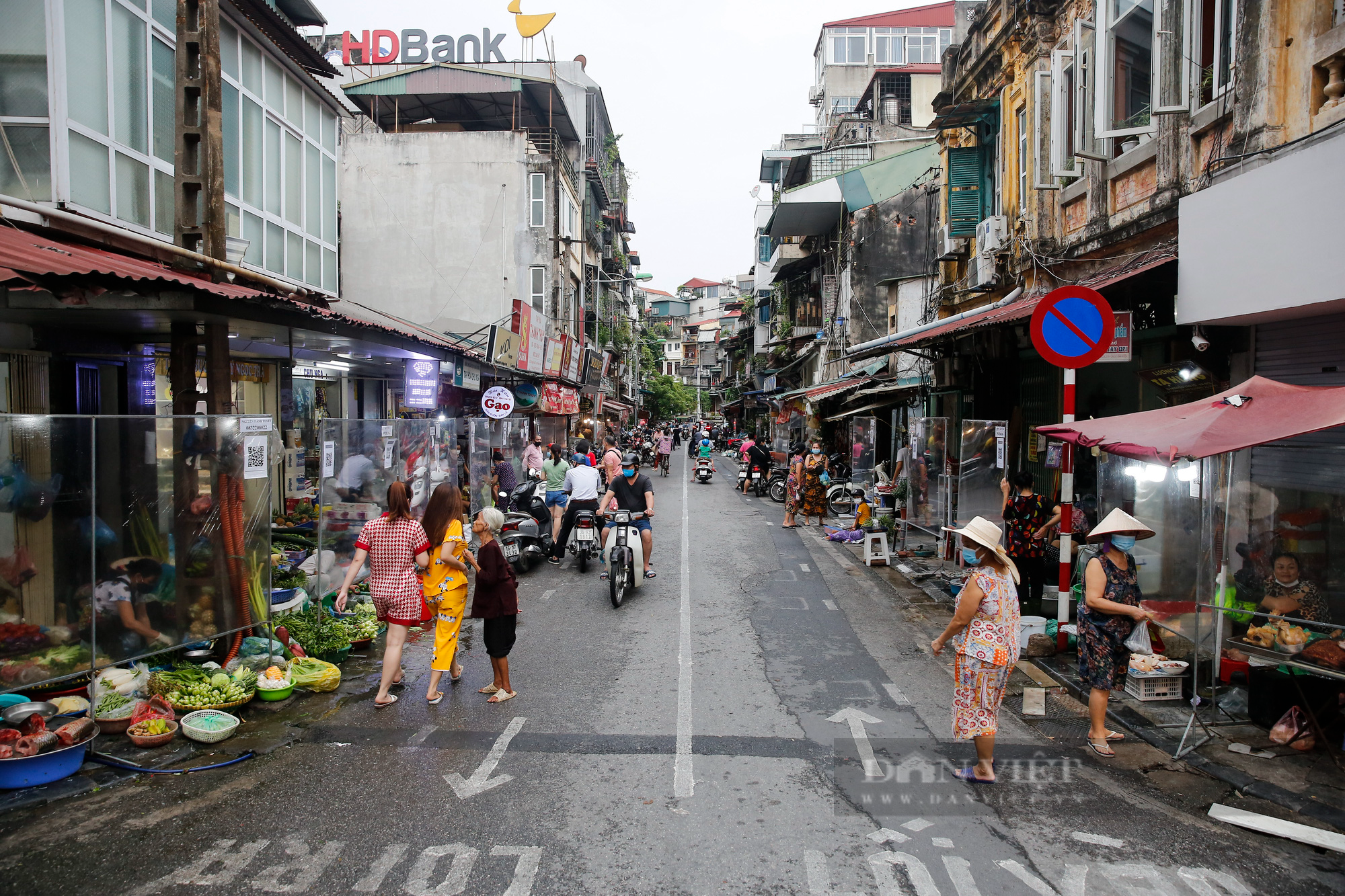 Hà Nội: Chợ dân sinh phố cổ siết chặt các biện pháp phòng, chống dịch Covid-19 - Ảnh 1.