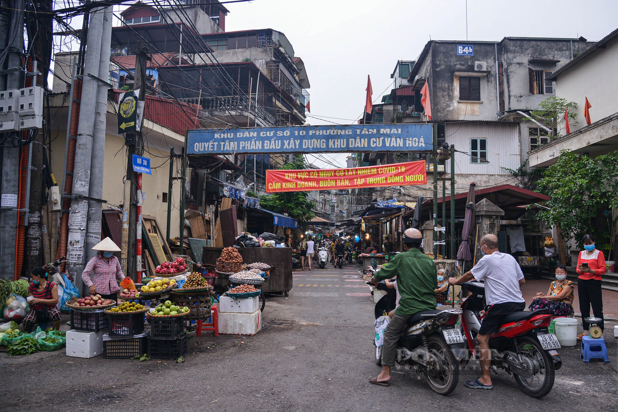 Hà Nội: Kẻ vạch, phân luồng giao thông trong chợ nhằm hạn chế tập trung đông người - Ảnh 1.
