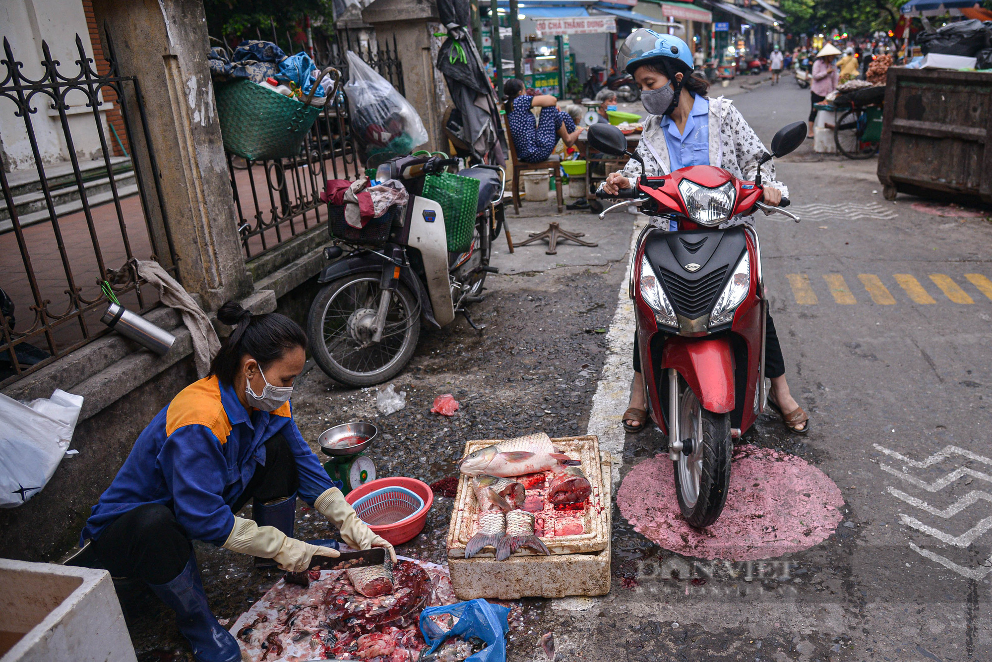 Hà Nội: Kẻ vạch, phân luồng giao thông trong chợ nhằm hạn chế tập trung đông người - Ảnh 5.