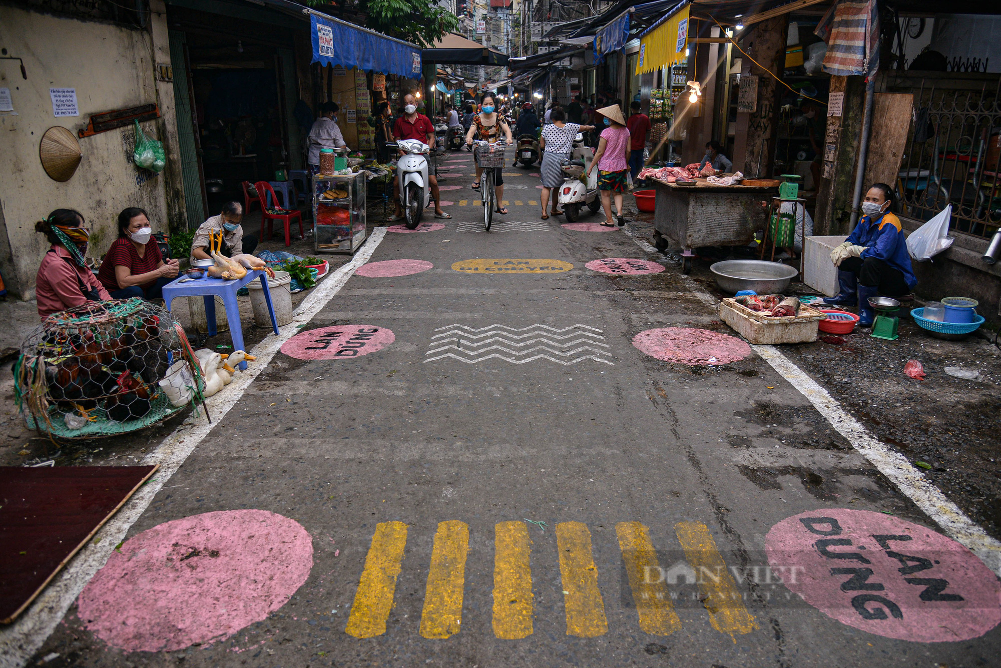 Hà Nội: Kẻ vạch, phân luồng giao thông trong chợ nhằm hạn chế tập trung đông người - Ảnh 6.