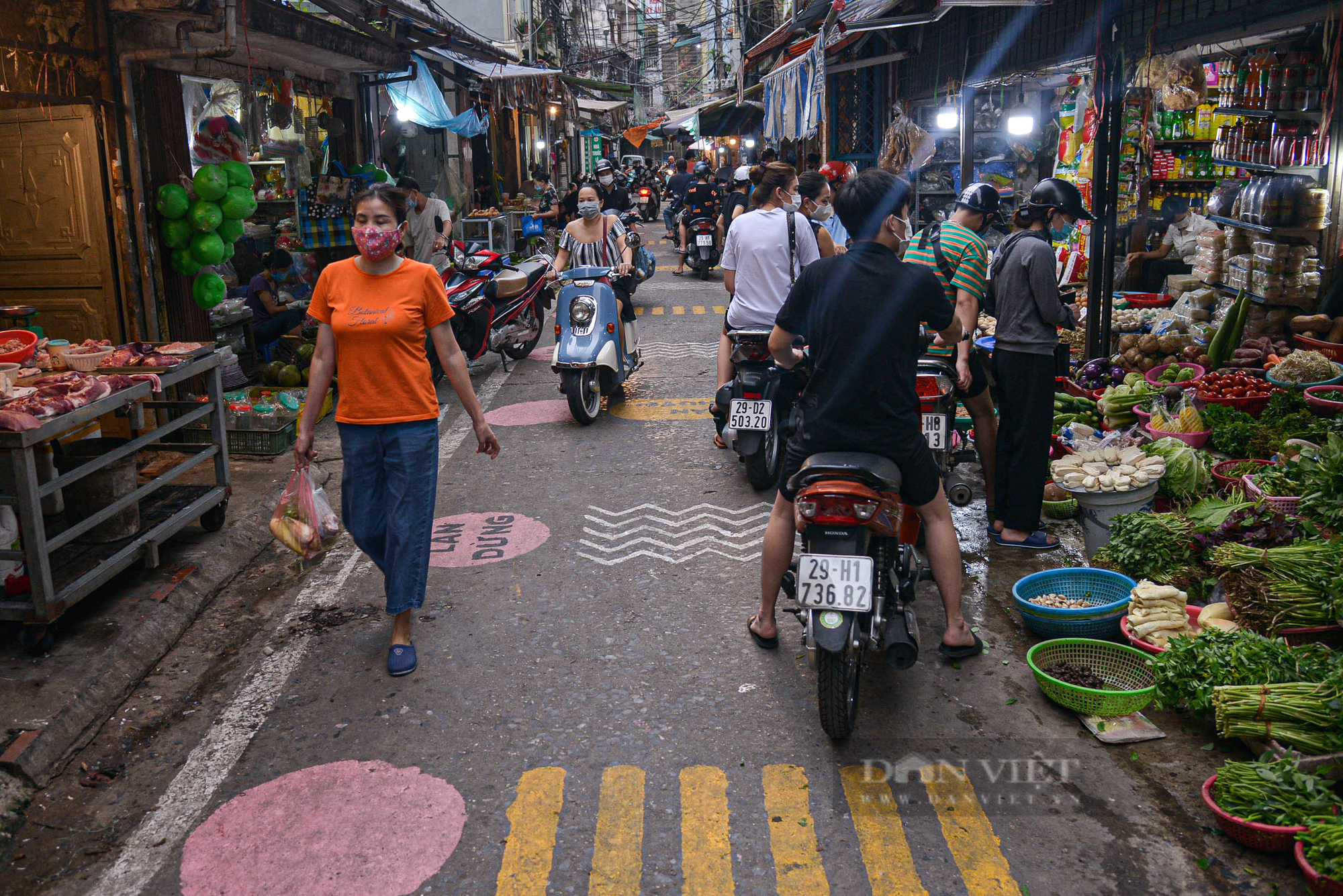 Hà Nội: Kẻ vạch, phân luồng giao thông trong chợ nhằm hạn chế tập trung đông người - Ảnh 9.