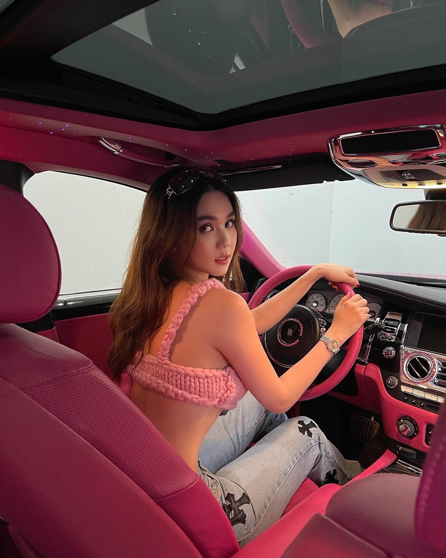 Ngọc Trinh bổ sung siêu xe RollsRoyce Ghost độ Black Pink vào bộ sưu tập xe  đắt tiền
