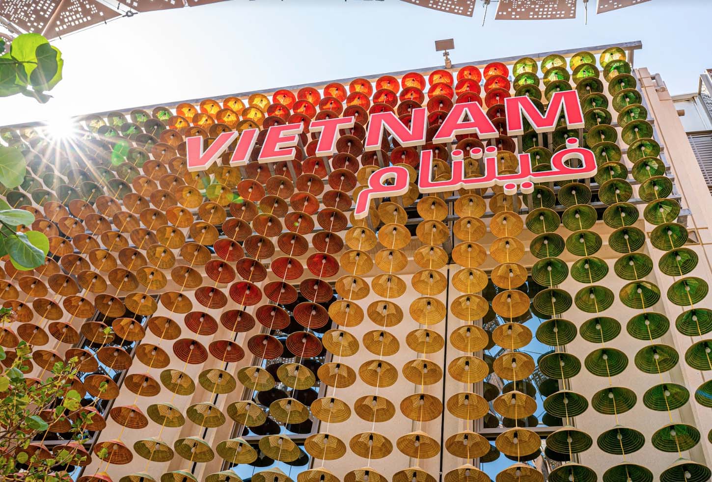 800 chiếc nón lá bọc lá sen được trưng bày tại Dubai - Ảnh 1.