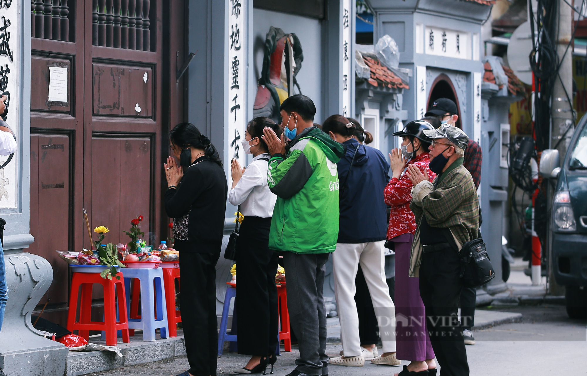 Người Hà Nội đến chùa Hà cầu duyên ngày 20/10 sau đợt giãn cách xã hội kéo dài - Ảnh 2.