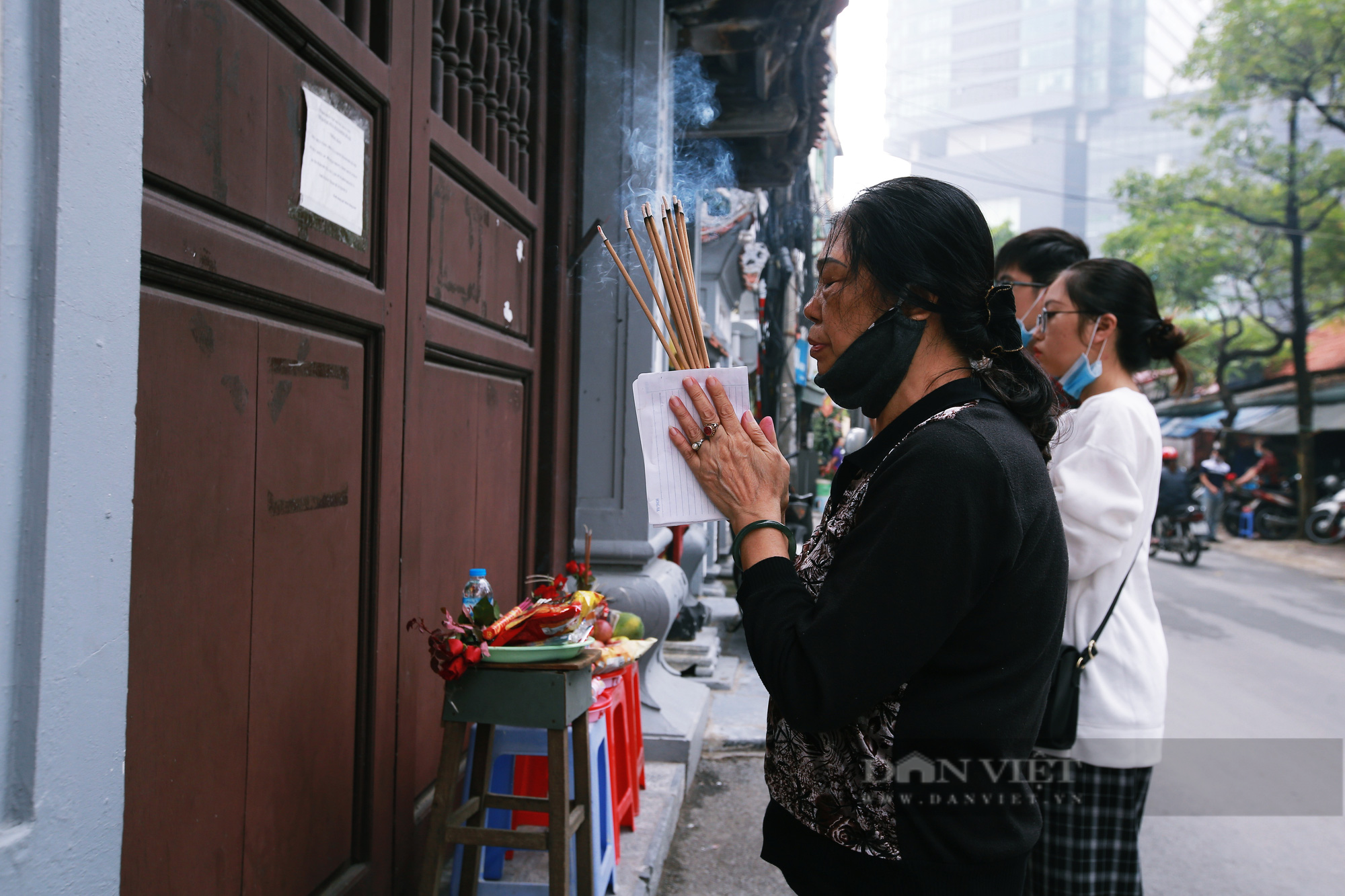 Người Hà Nội đến chùa Hà cầu duyên ngày 20/10 sau đợt giãn cách xã hội kéo dài - Ảnh 10.