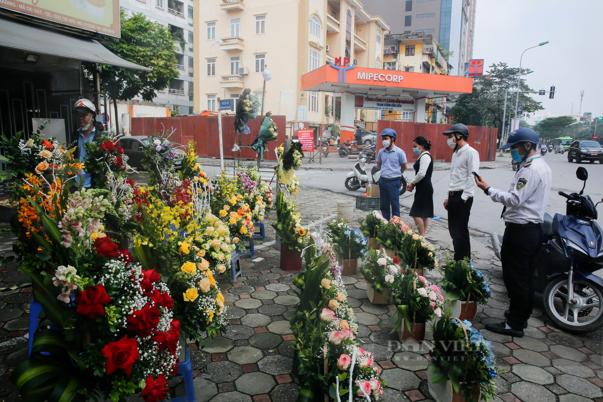 Hà Nội: Cửa hàng hoa, xe ôm công nghệ &quot;hốt bạc&quot; ngày Phụ nữ Việt Nam 20/10 - Ảnh 1.