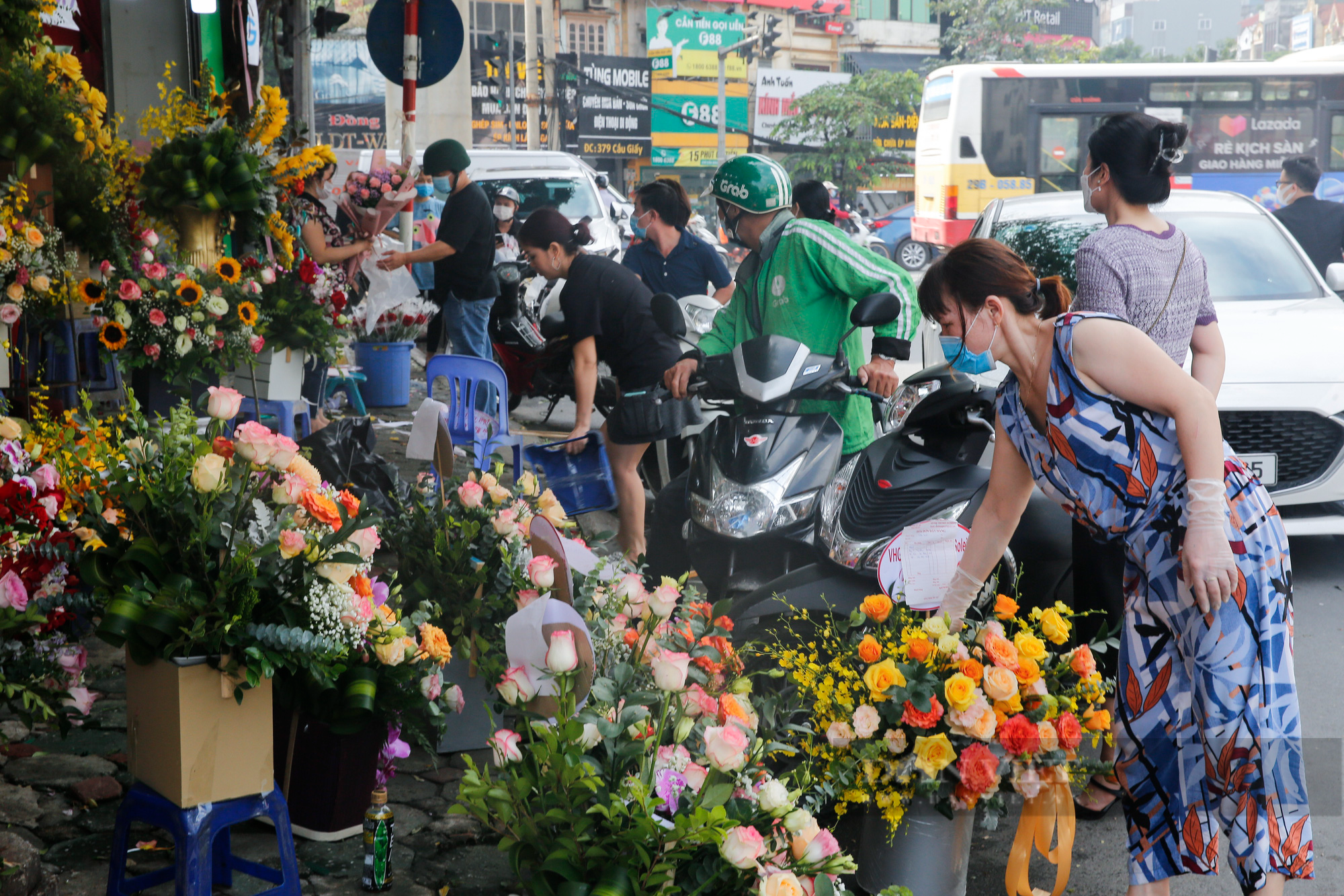 Hà Nội: Cửa hàng hoa, xe ôm công nghệ &quot;hốt bạc&quot; ngày Phụ nữ Việt Nam 20/10 - Ảnh 2.