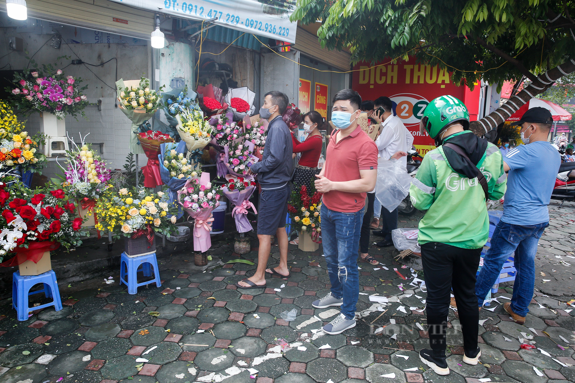 Hà Nội: Cửa hàng hoa, xe ôm công nghệ &quot;hốt bạc&quot; ngày Phụ nữ Việt Nam 20/10 - Ảnh 5.