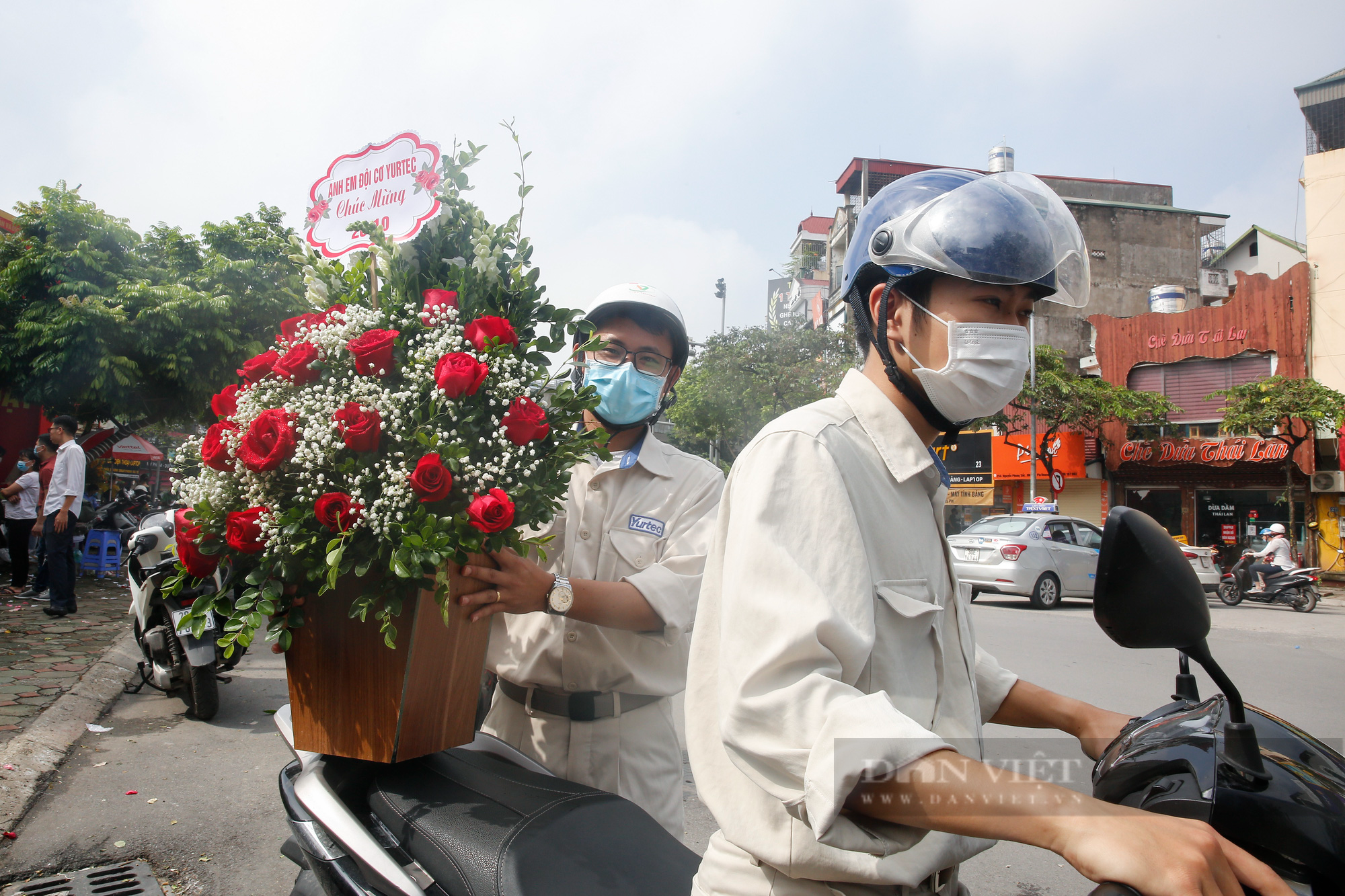 Hà Nội: Cửa hàng hoa, xe ôm công nghệ &quot;hốt bạc&quot; ngày Phụ nữ Việt Nam 20/10 - Ảnh 8.