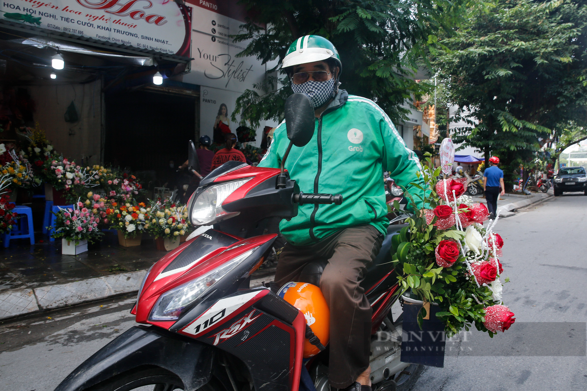 Hà Nội: Cửa hàng hoa, xe ôm công nghệ &quot;hốt bạc&quot; ngày Phụ nữ Việt Nam 20/10 - Ảnh 10.