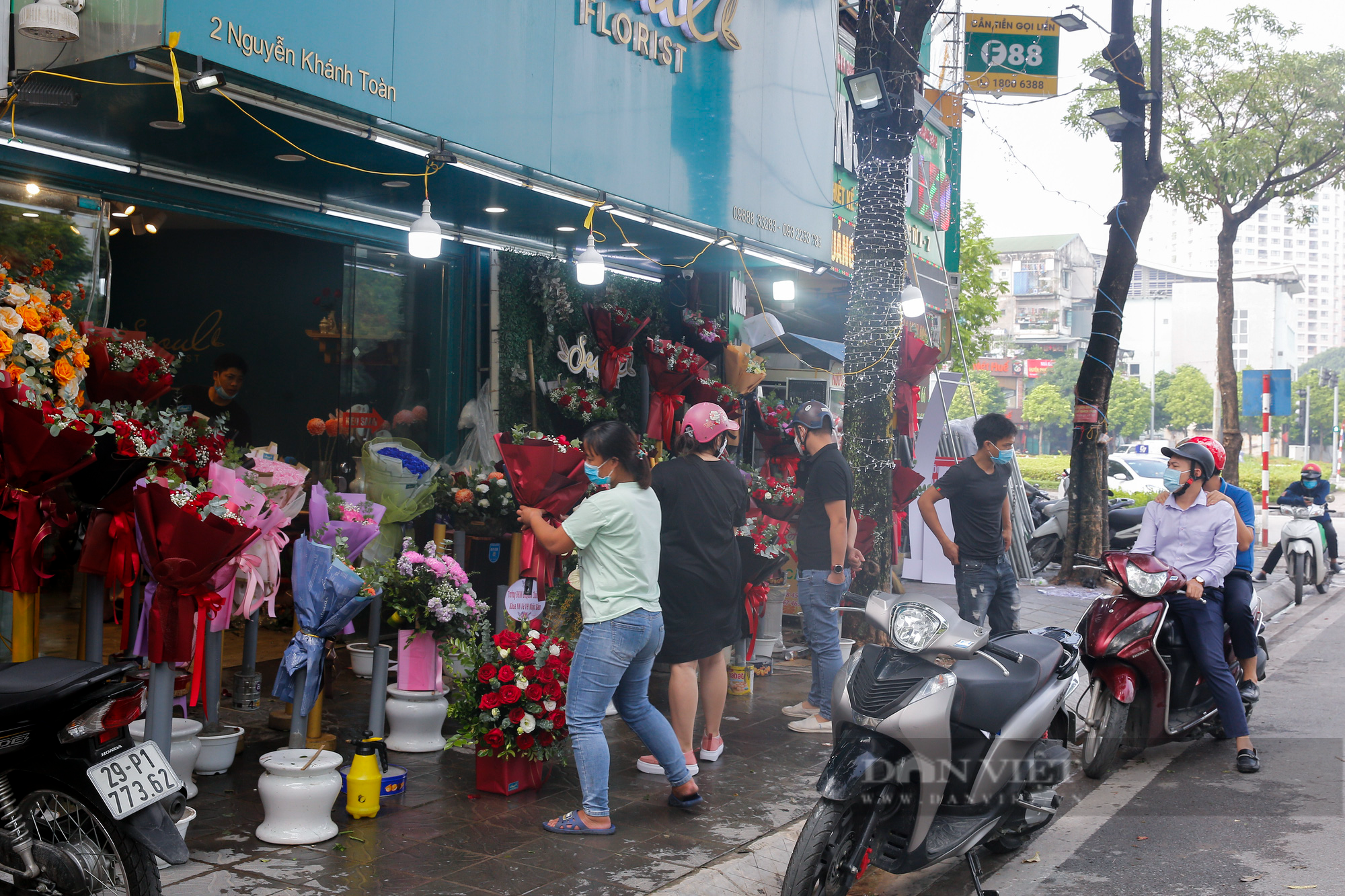 Hà Nội: Cửa hàng hoa, xe ôm công nghệ &quot;hốt bạc&quot; ngày Phụ nữ Việt Nam 20/10 - Ảnh 11.