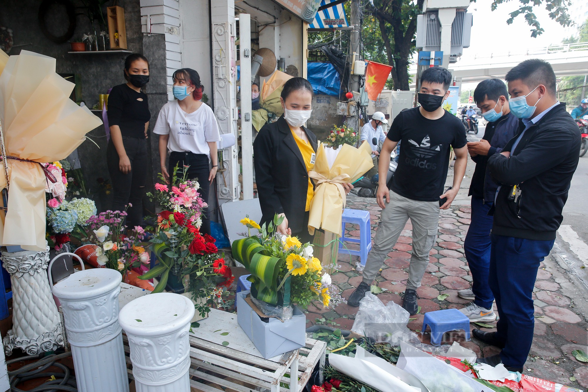 Hà Nội: Cửa hàng hoa, xe ôm công nghệ &quot;hốt bạc&quot; ngày Phụ nữ Việt Nam 20/10 - Ảnh 14.