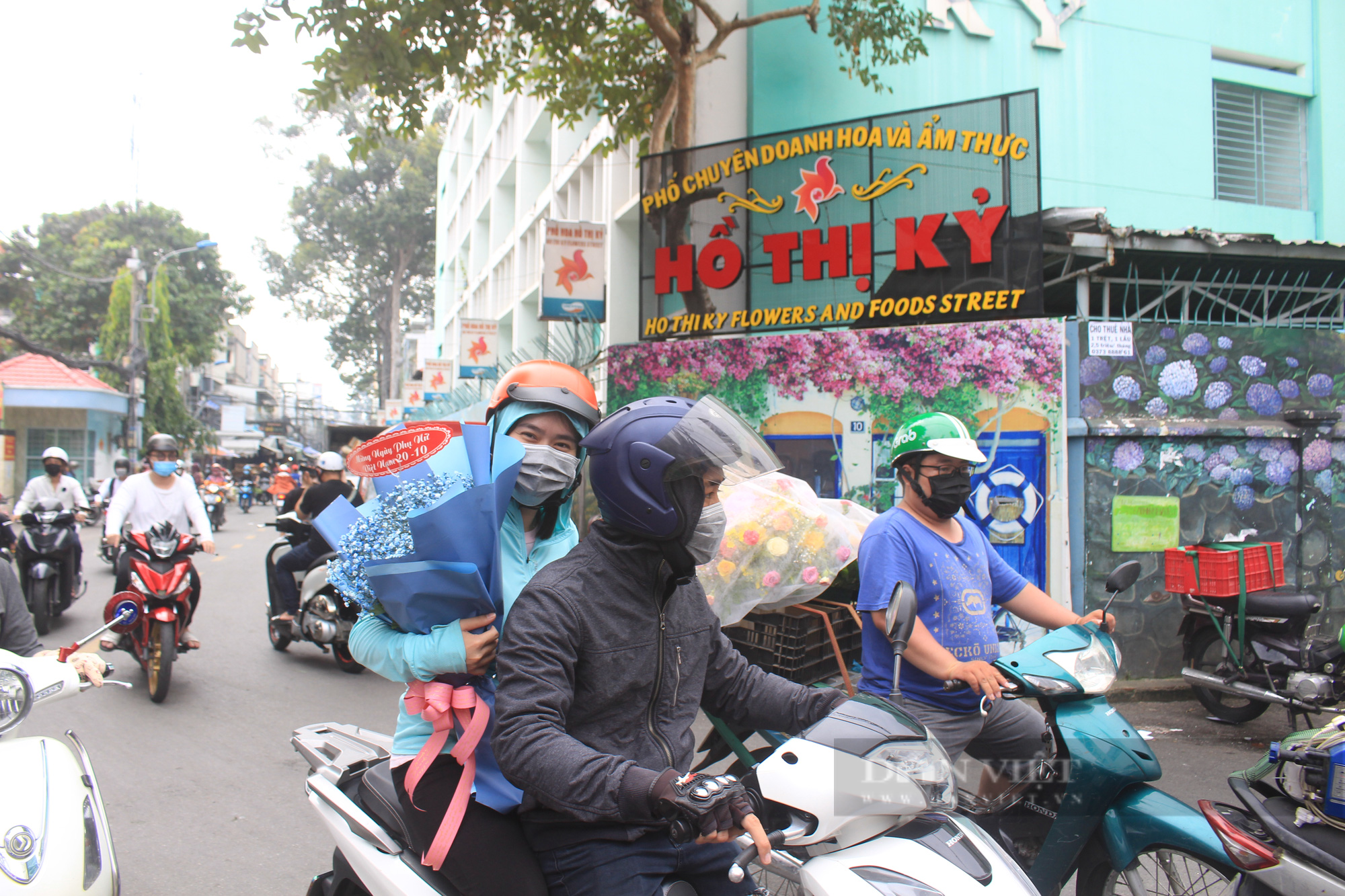 ẢNH: Chợ hoa lớn nhất Sài Gòn tấp nập quý ông ngày Phụ nữ Việt Nam 20/10 - Ảnh 1.