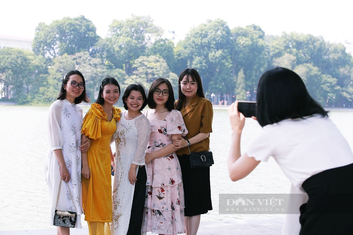 Hà Nội: Chị em xúng xính váy đẹp đổ về hồ Gươm chụp ảnh ngày 20/10 sau bao ngày &quot;cắm mặt&quot; bếp núc vì dịch - Ảnh 4.