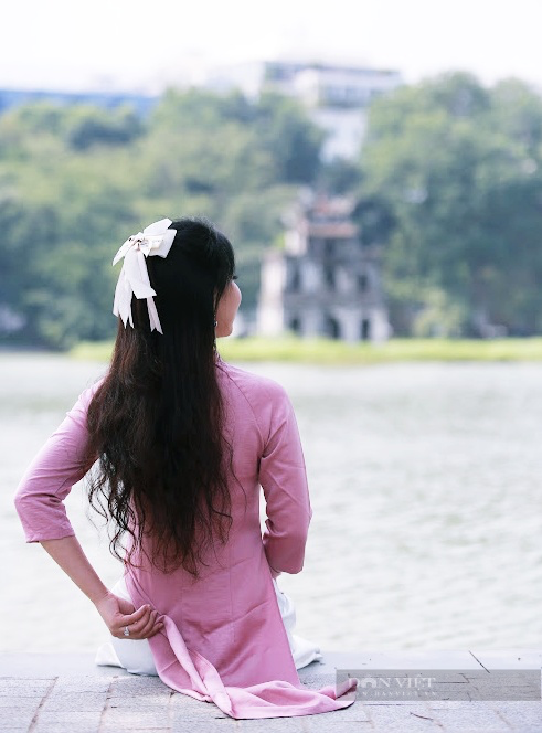 Hà Nội: Chị em xúng xính váy đẹp đổ về hồ Gươm chụp ảnh ngày 20/10 sau bao ngày &quot;cắm mặt&quot; bếp núc vì dịch - Ảnh 8.