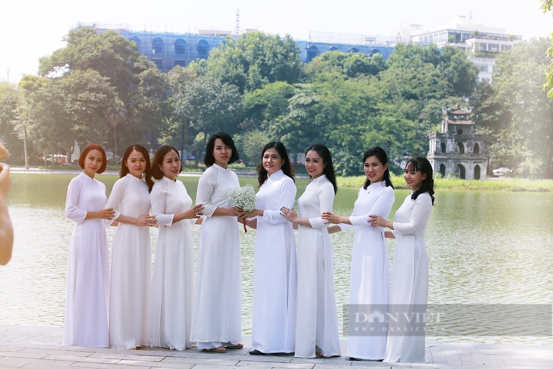 Hà Nội: Chị em xúng xính váy đẹp đổ về hồ Gươm chụp ảnh ngày 20/10 sau bao ngày &quot;cắm mặt&quot; bếp núc vì dịch - Ảnh 2.
