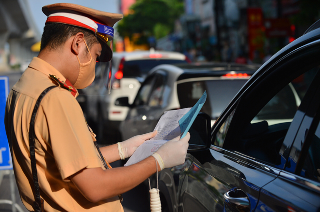 Việc Hà Nội liên tục thay đổi cơ chế cấp giấy đi đường được dẫn chứng trong báo cáo trình Quốc hội - Ảnh 2.