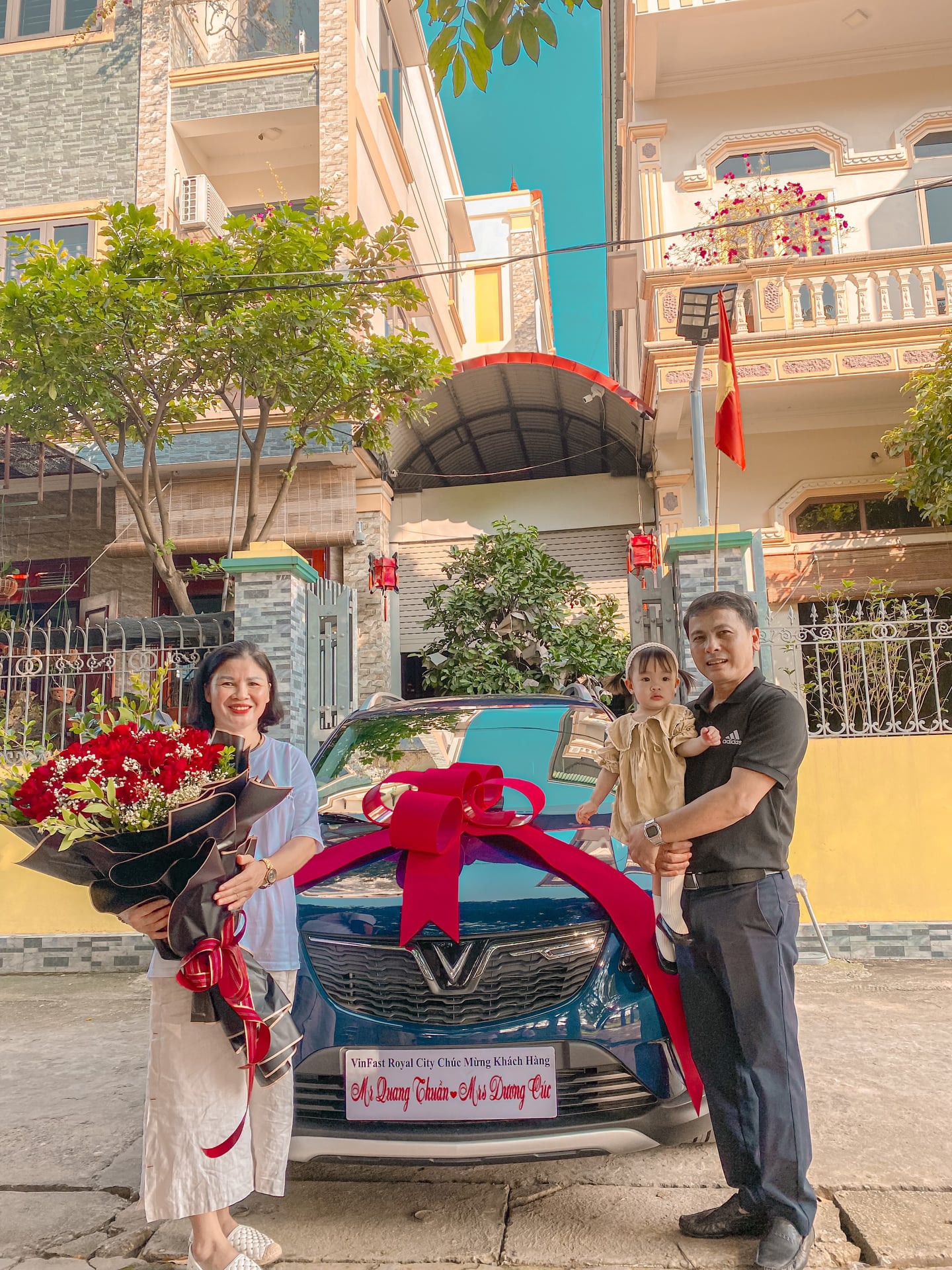 Cầu thủ Quang Hải mua VinFast Fadil tặng mẹ ngày 20/10 - Ảnh 3.