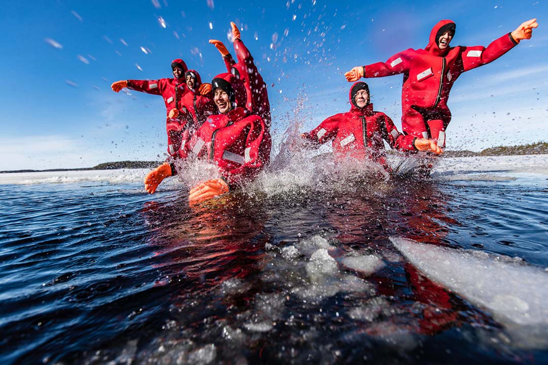 Hút du khách với tour trải nghiệm bơi, nằm cùng các tảng băng giữa biển khơi - Ảnh 1.