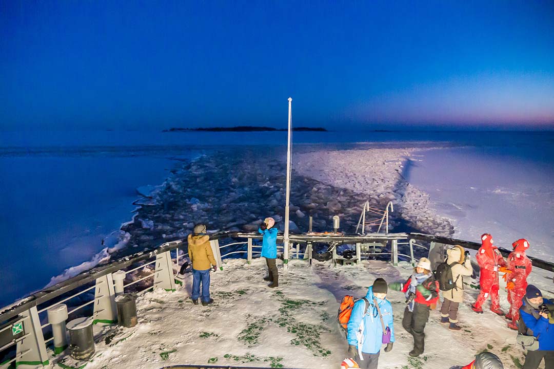 Hút du khách với tour trải nghiệm bơi, nằm cùng các tảng băng giữa biển khơi - Ảnh 3.