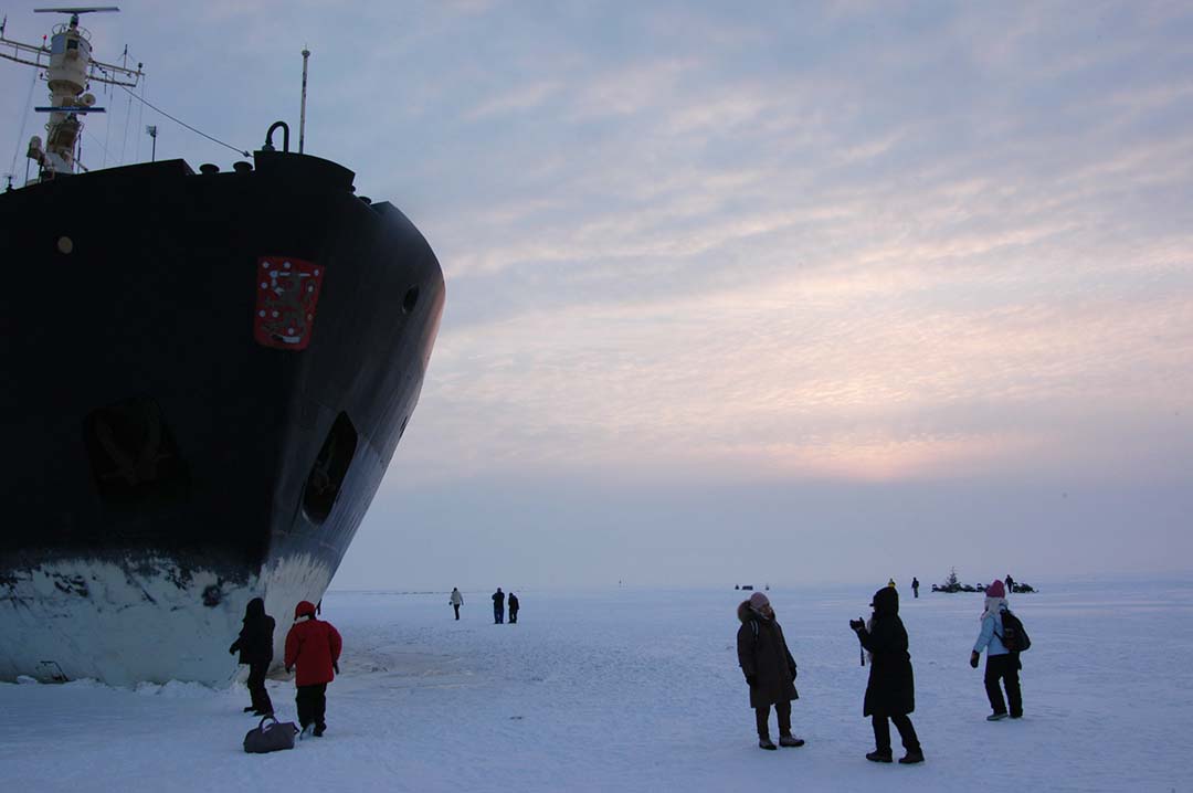 Hút du khách với tour trải nghiệm bơi, nằm cùng các tảng băng giữa biển khơi - Ảnh 6.