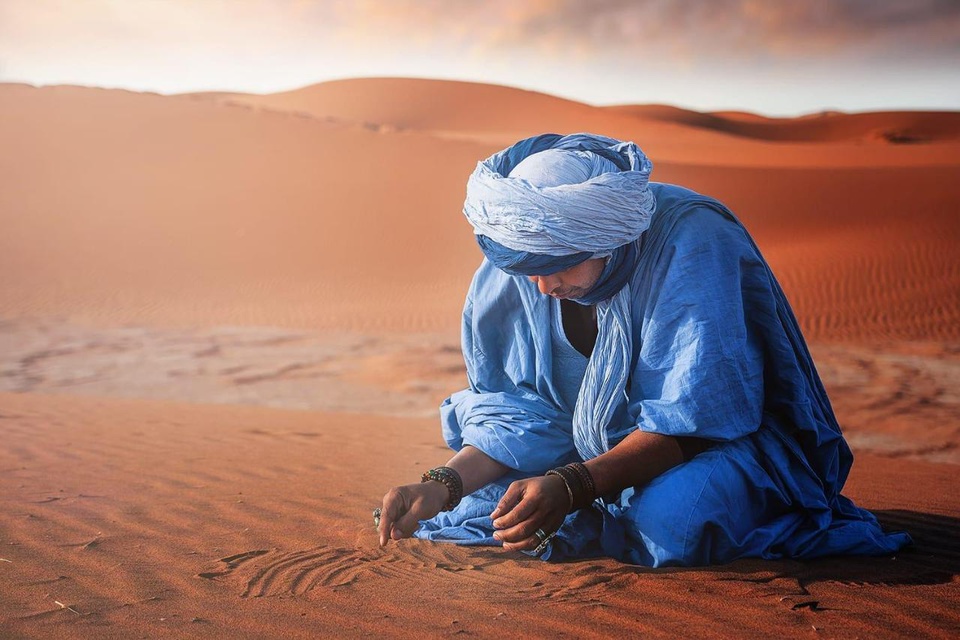 Chiếc áo xanh của đàn ông ở Sahara - Ảnh 1.