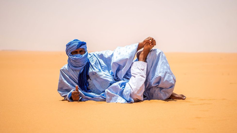 Chiếc áo xanh của đàn ông ở Sahara - Ảnh 2.