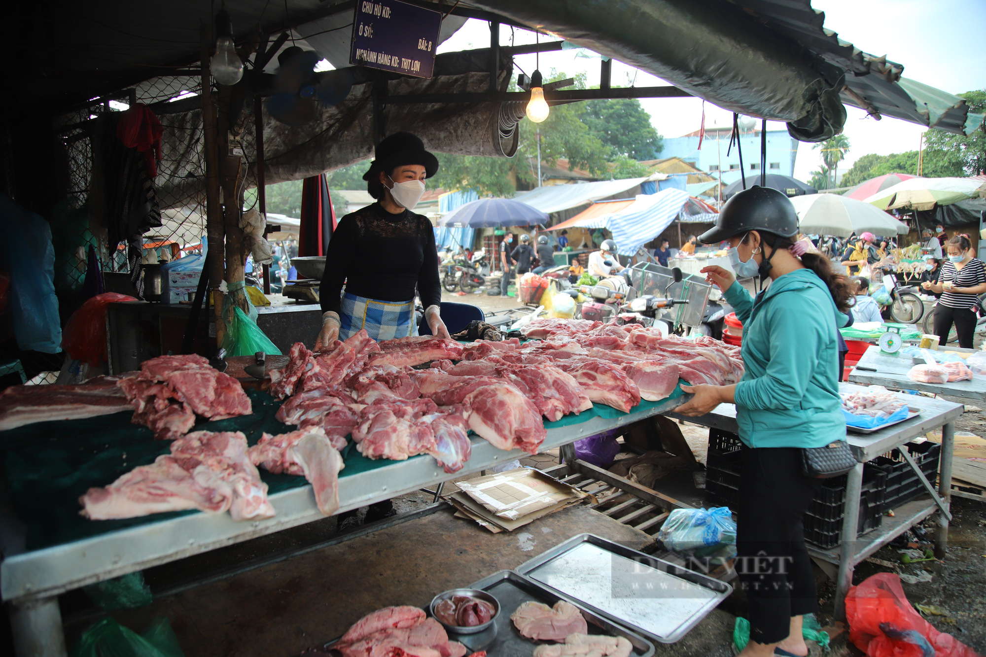 Nghịch lý: Giá heo hơi thấp nhưng giá thịt lợn tại chợ vẫn &quot;đỉnh&quot; 90.000 đồng/kg, ai hưởng lợi? - Ảnh 1.