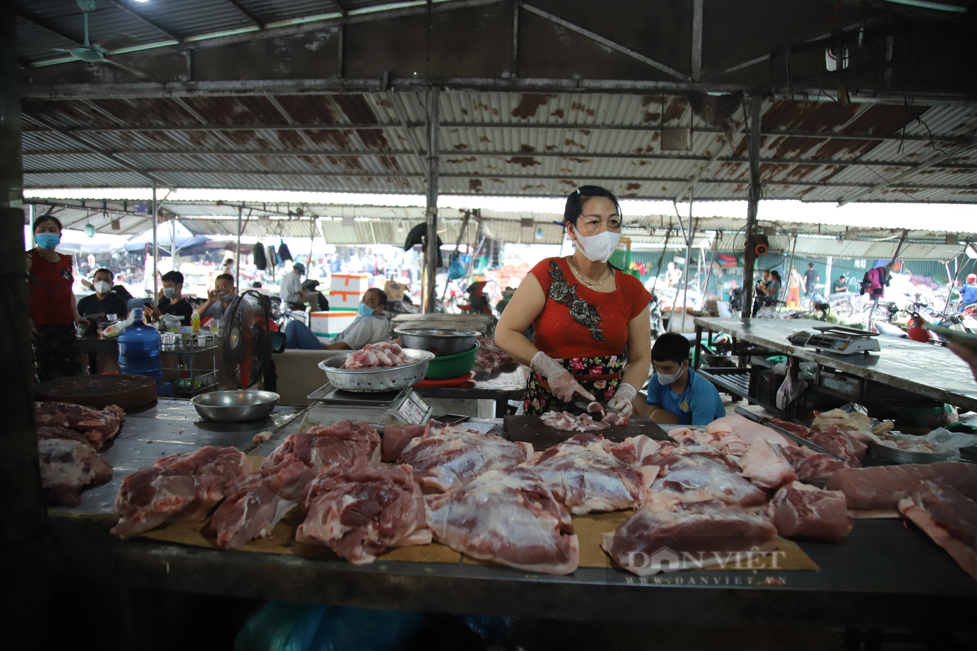 Nghịch lý: Giá heo hơi thấp nhưng giá thịt lợn tại chợ vẫn &quot;đỉnh&quot; 90.000 đồng/kg, ai hưởng lợi? - Ảnh 2.