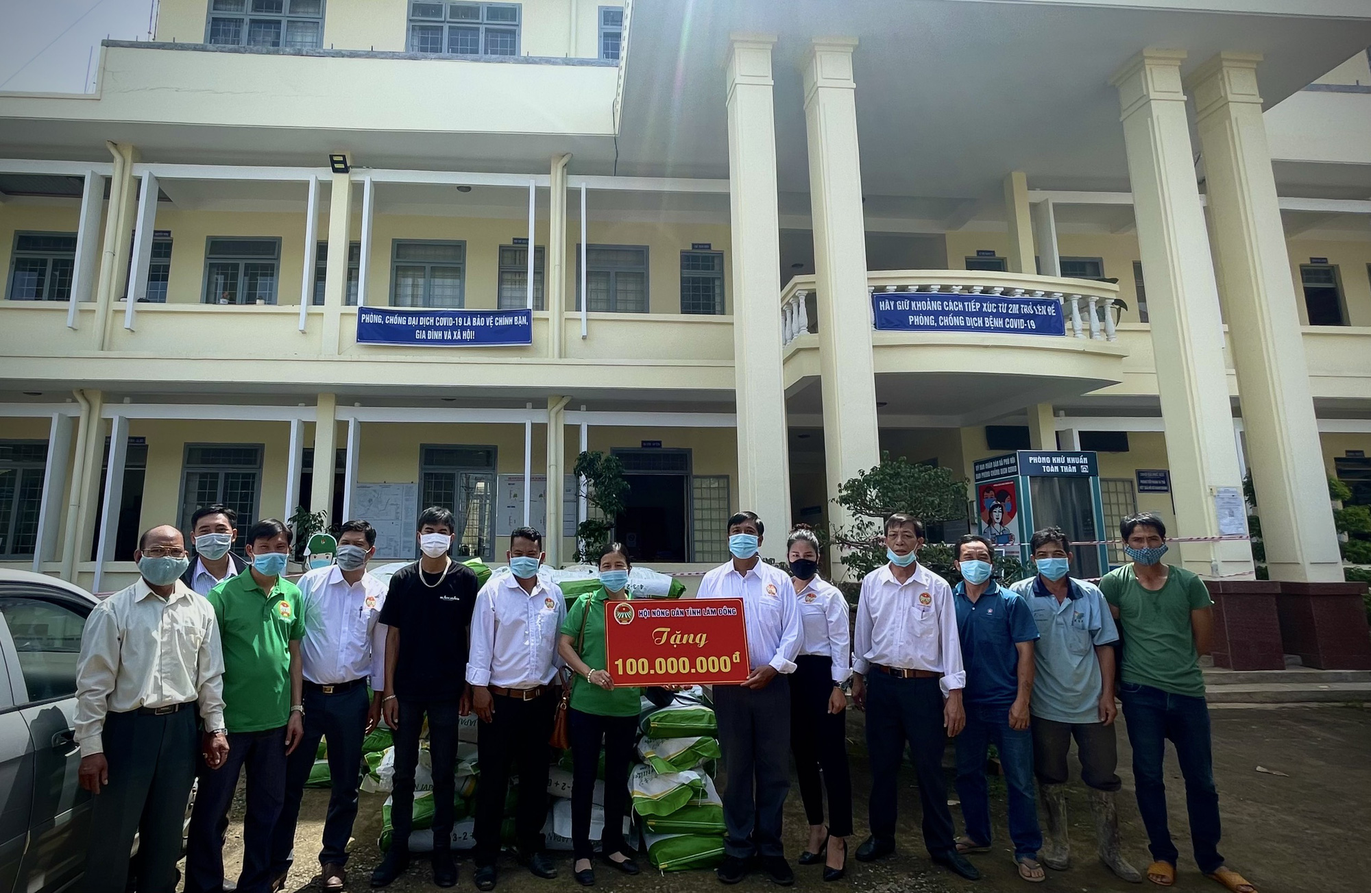 Hội Nông dân tỉnh Lâm Đồng: Trao 10 tấn phân bón cho người dân tại huyện Đức Trọng tái sản xuất - Ảnh 1.