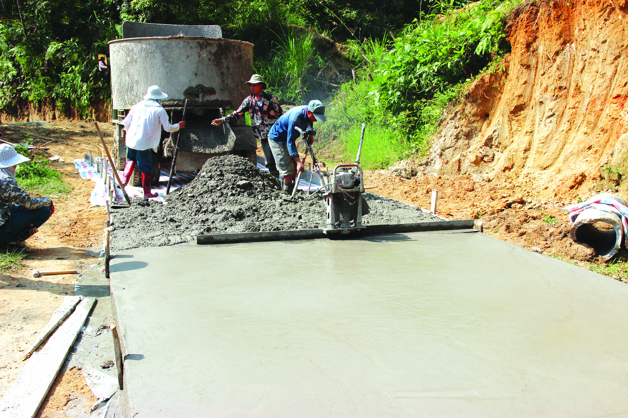 Hà Giang: Nối dài con đường no ấm về với bản làng - Ảnh 4.