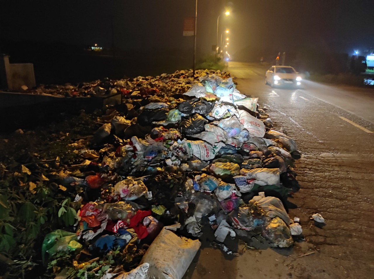 Bãi rác lớn nhất Hà Nội tạm dừng hoạt động vì hồ chứa quá tải - Ảnh 2.