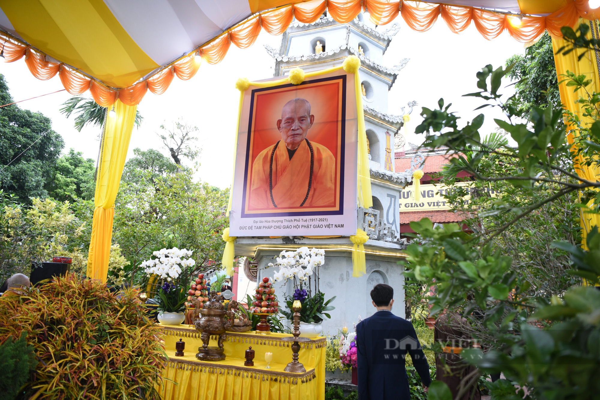 Chủ tịch nước Nguyễn Xuân Phúc cùng lãnh đạo Đảng, Chỉnh phủ dâng hương, kính viếng Đại lão Hòa thượng Thích Phổ Tuệ - Ảnh 2.