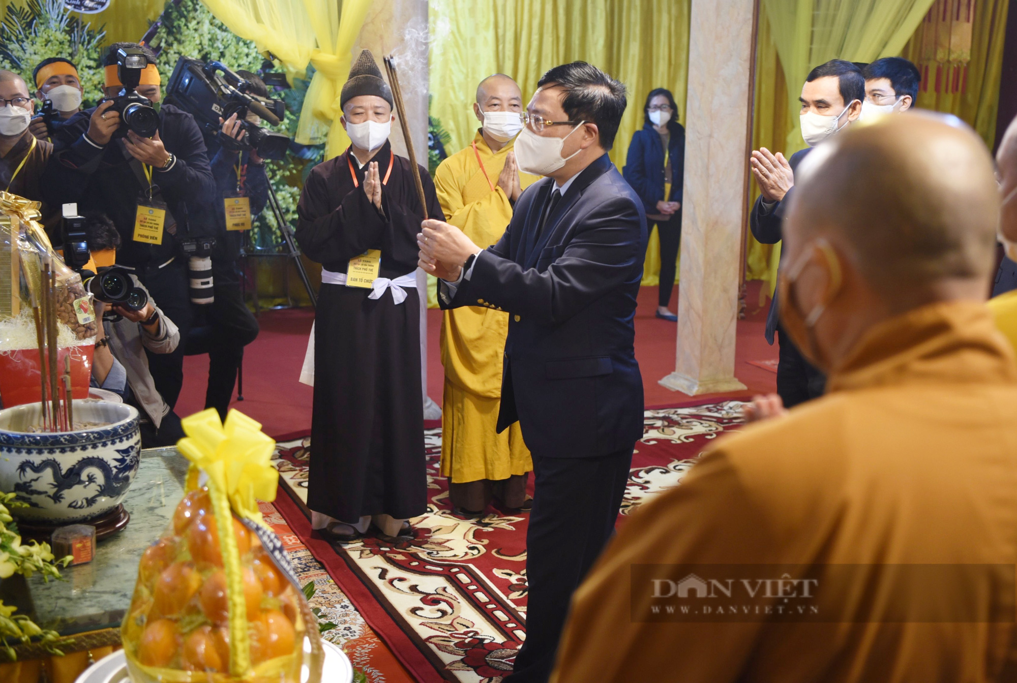 Chủ tịch nước Nguyễn Xuân Phúc cùng lãnh đạo Đảng, Chỉnh phủ dâng hương, kính viếng Đại lão Hòa thượng Thích Phổ Tuệ - Ảnh 5.