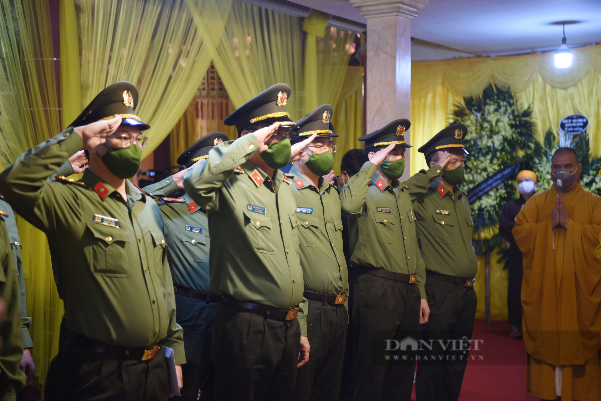 Chủ tịch nước Nguyễn Xuân Phúc cùng lãnh đạo Đảng, Chỉnh phủ dâng hương, kính viếng Đại lão Hòa thượng Thích Phổ Tuệ - Ảnh 7.