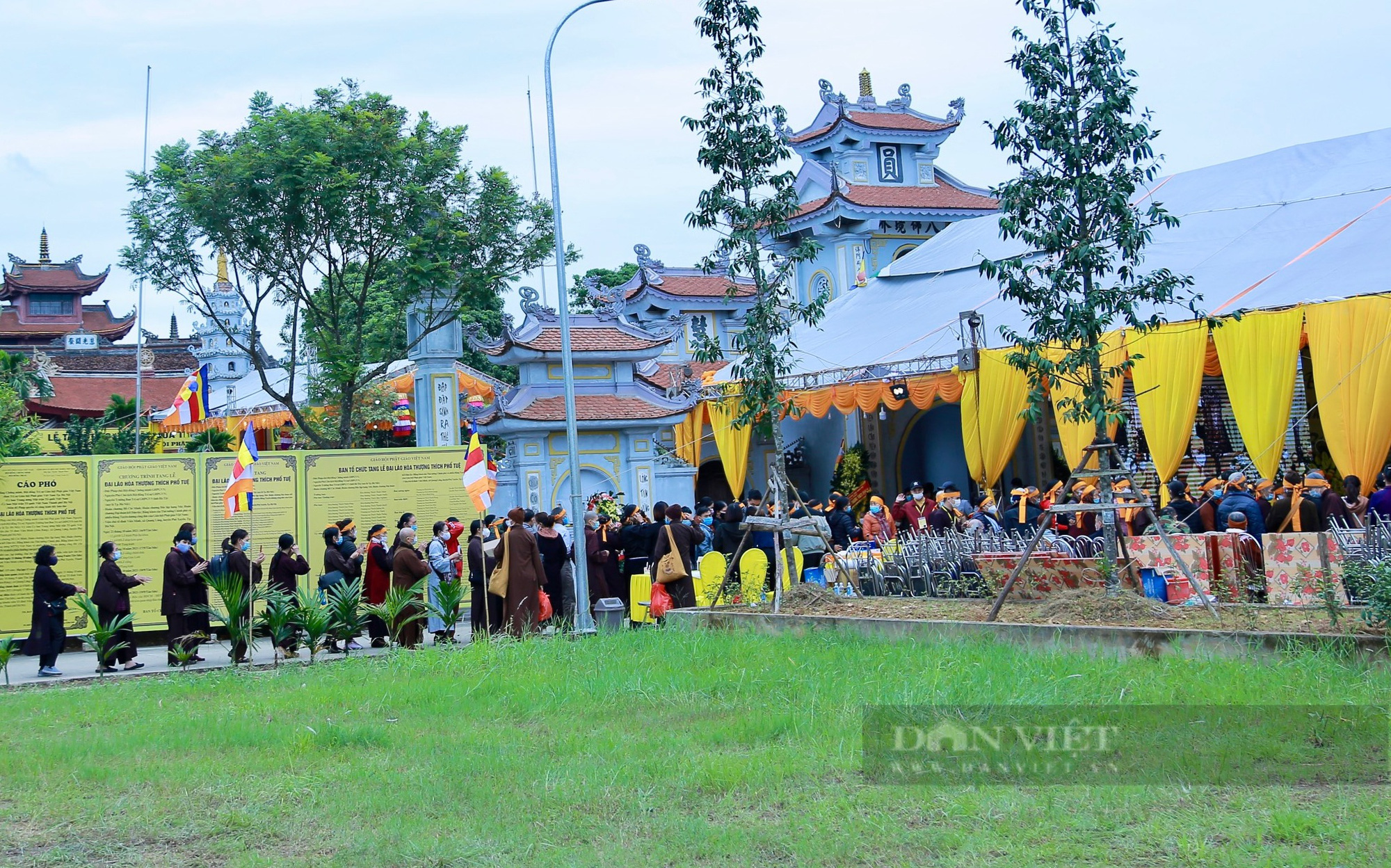 Phật tử thập phương xúc động, tôn kính vái vọng trong Lễ tang Đại lão Hòa thượng Thích Phổ Tuệ - Ảnh 1.