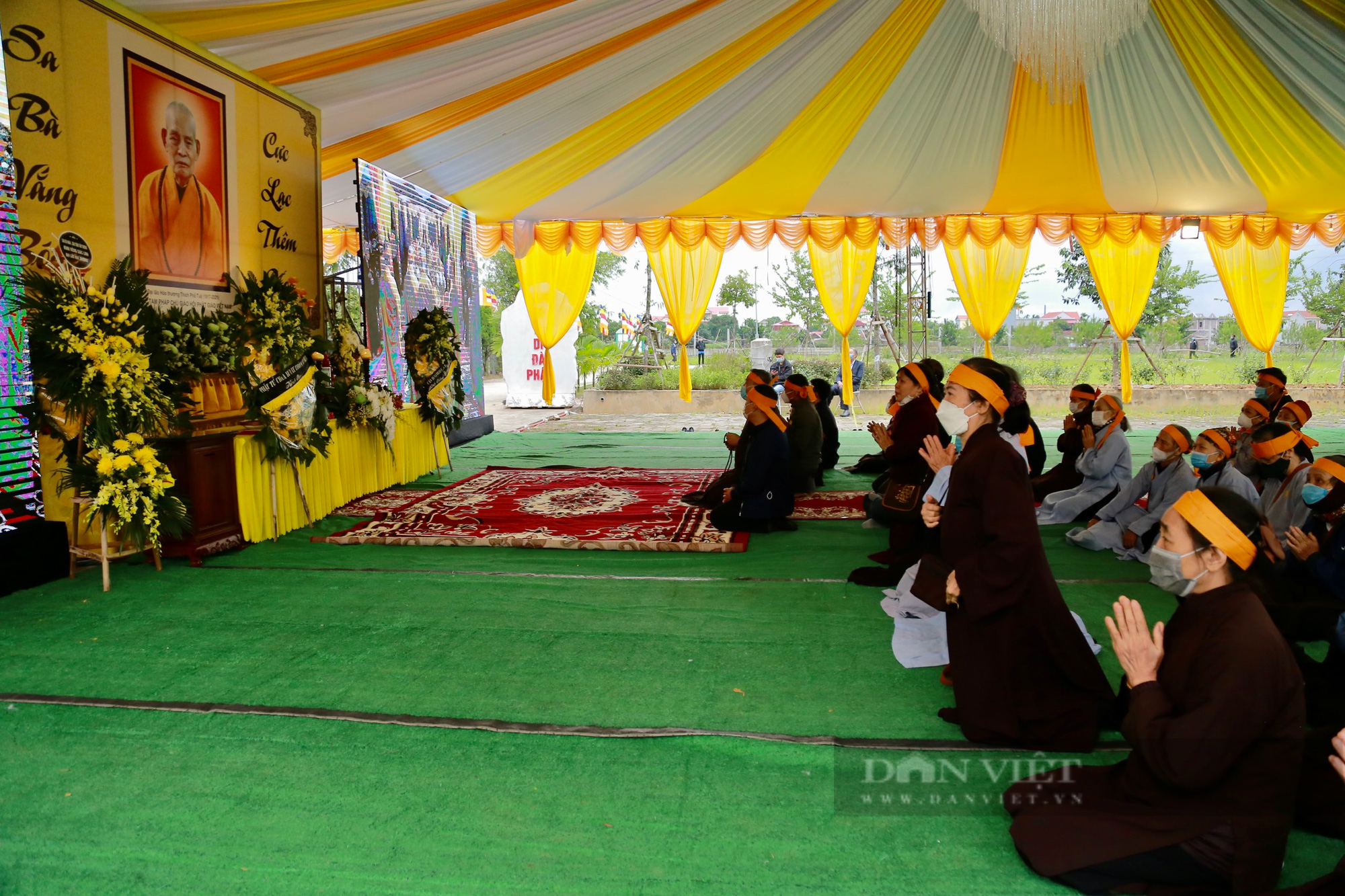 Phật tử thập phương xúc động, tôn kính vái vọng trong Lễ tang Đại lão Hòa thượng Thích Phổ Tuệ - Ảnh 2.