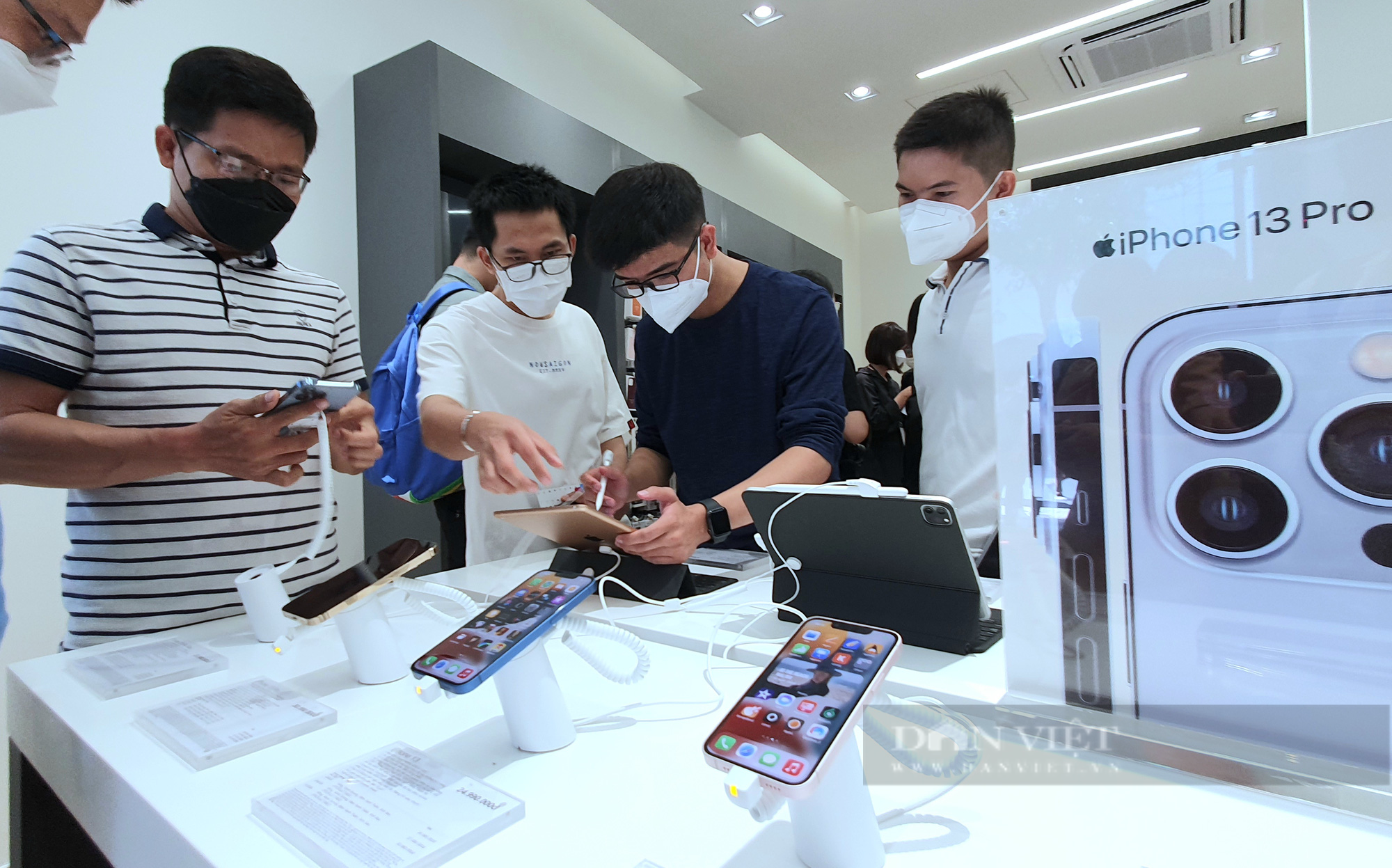 Xuyên đêm bán iPhone 13 tại TP.HCM - Ảnh 3.