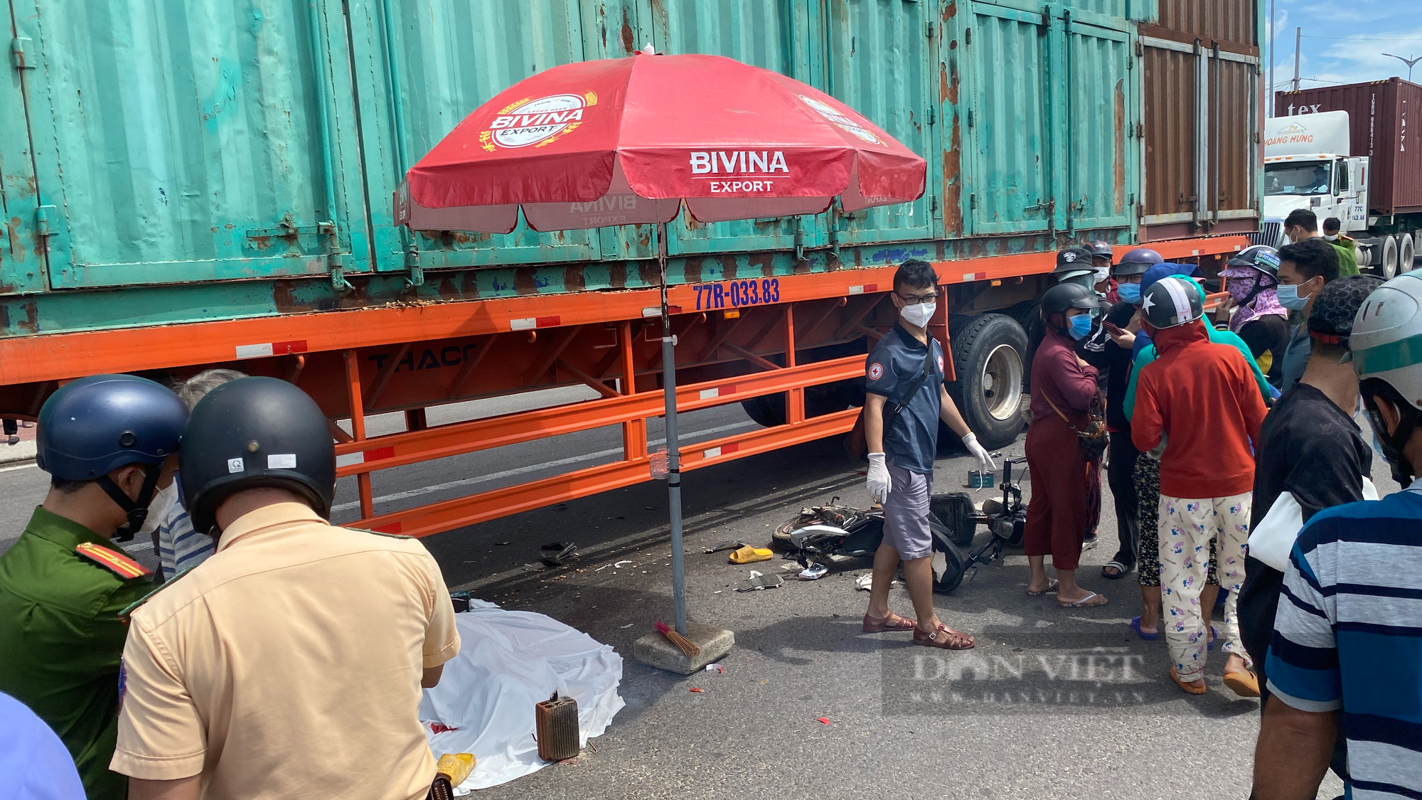 Bình Định: Tai nạn nghiêm trọng giữa container và xe đạp điện, 2 nữ sinh chết thảm - Ảnh 2.