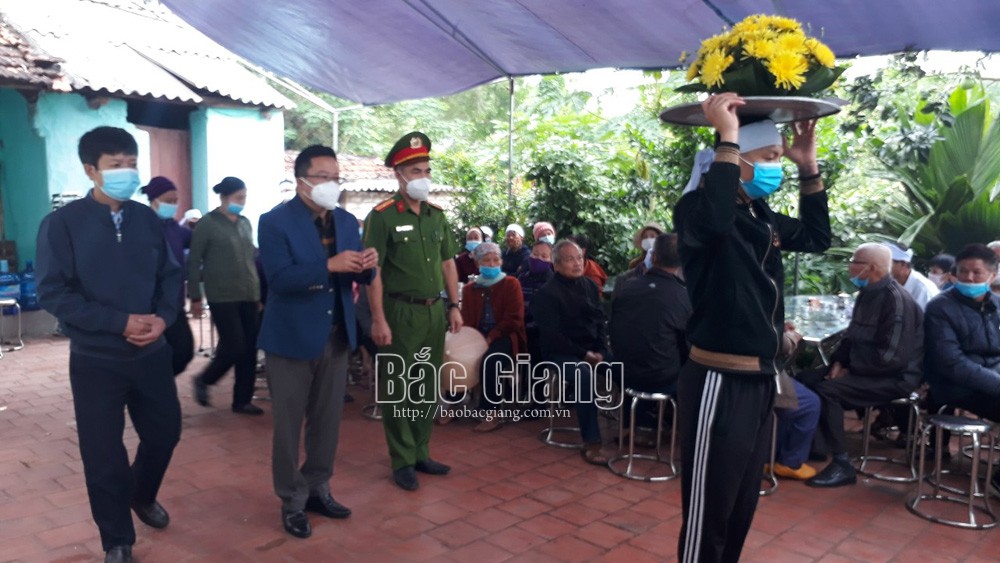 Hỗ trợ đột xuất cho gia đình 3 nạn nhân vụ thảm án ở Bắc Giang - Ảnh 1.
