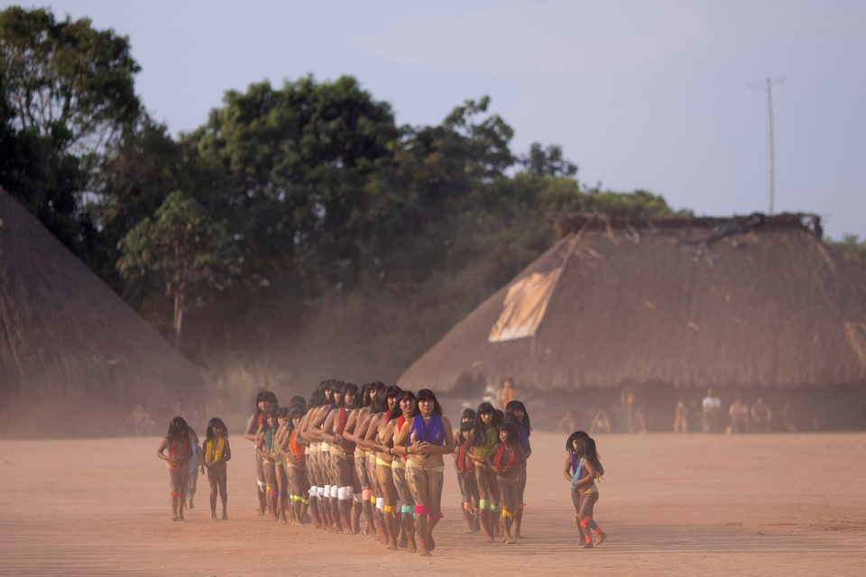Hình ảnh đám tang tù trưởng của bộ tộc kỳ lạ ở Amazon - Ảnh 6.